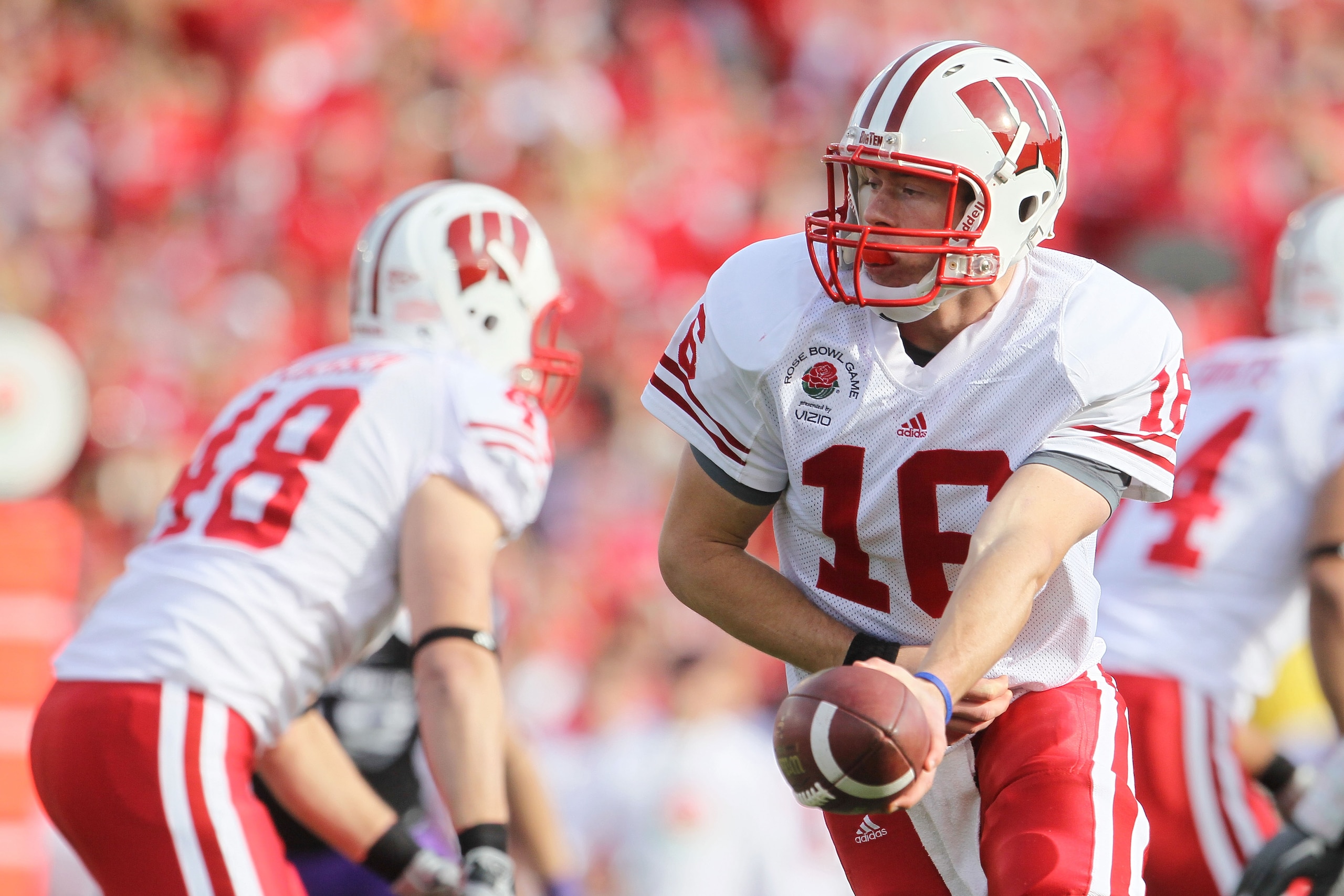 PASADENA, CA - JANUARY 01:  Quarterback Scott Tolzien #16 of the Wisconsin Badgers looks to hand the ball off against the TCU Horned Frogs during the 97th Rose Bowl game on January 1, 2011 in Pasadena, California.  (Photo by Jeff Gross/Getty Images)