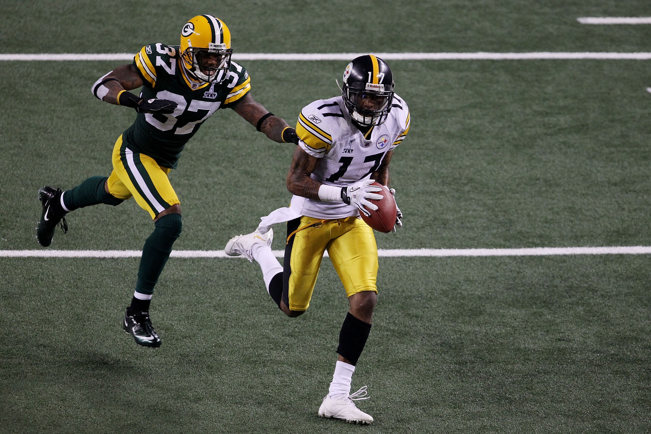 ARLINGTON, TX - FEBRUARY 06:  Mike Wallace #17 of the Pittsburgh Steelers runs for 25 yard touchdown after catching a pass against Sam Shields #37 of the Green Bay Packers during the fourth quarter of Super Bowl XLV at Cowboys Stadium on February 6, 2011