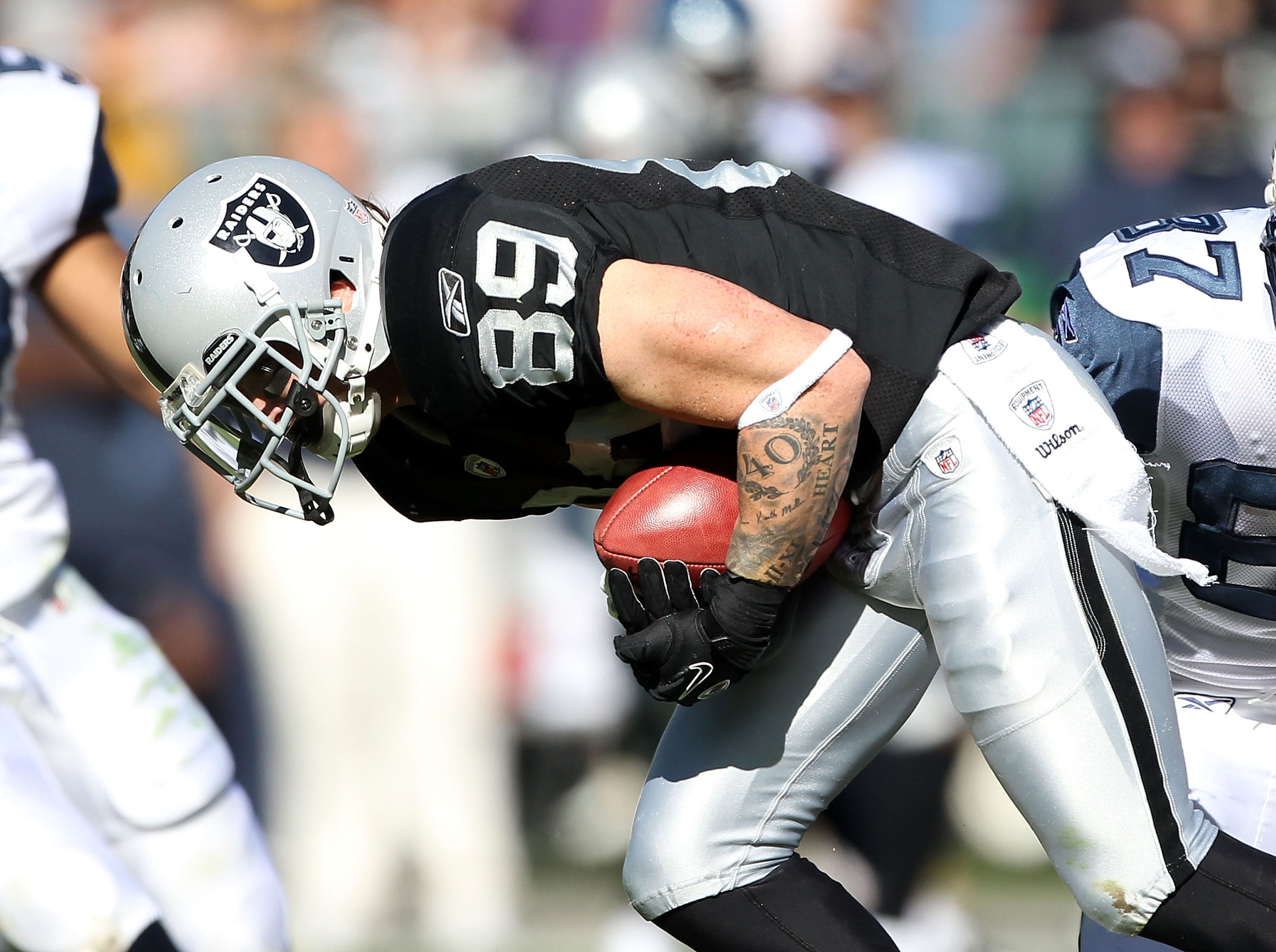 OAKLAND, CA - OCTOBER 31:  Nick Miller #89 of the Oakland Raiders in action against the Seattle Seahawks at Oakland-Alameda County Coliseum on October 31, 2010 in Oakland, California.  (Photo by Ezra Shaw/Getty Images)