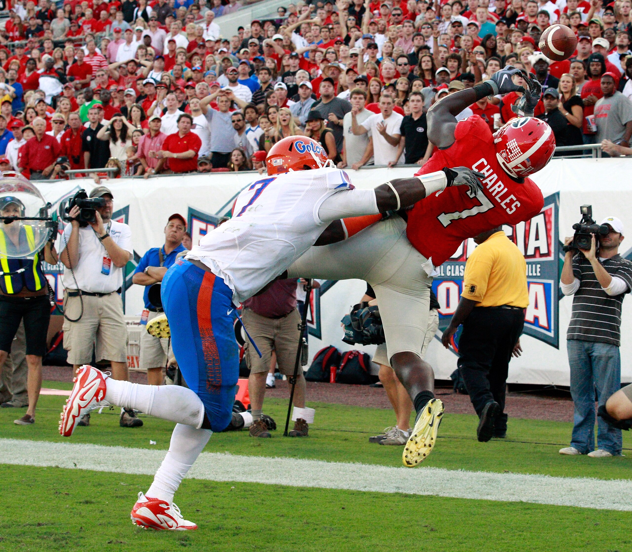 JACKSONVILLE, FL - OCTOBER 30: Orson Charle #7 of the Georgia Bulldogs attempts to catch a pass against Ronald Powell #7 of the Florida Gators during the game at EverBank Field on October 30, 2010 in Jacksonville, Florida. (Photo by Sam Greenwood/Getty JACKSONVILLE, FL - OCTOBER 30: Orson Charle #7 of the Georgia Bulldogs attempts to catch a pass against Ronald Powell #7 of the Florida Gators during the game at EverBank Field on October 30, 2010 in Jacksonville, Florida. (Photo by Sam Greenwood/Getty