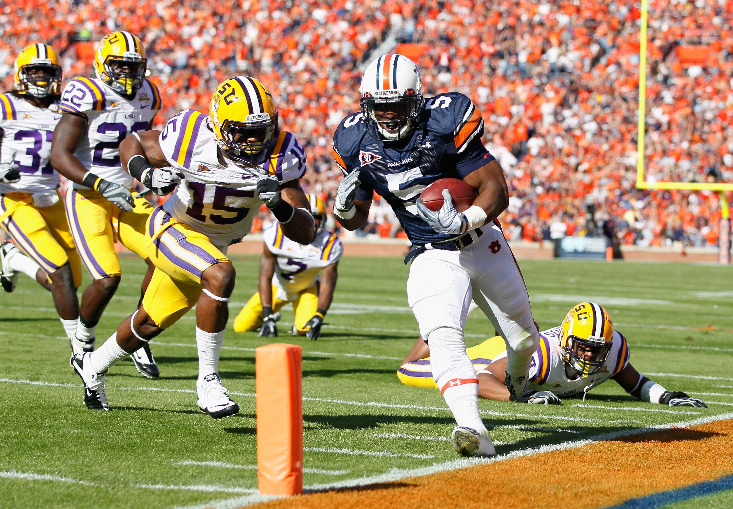 AUBURN, AL - OCTOBER 23: Michael Dyer #5 of the Auburn Tigers against Brandon Taylor #15 of the LSU Tigers at Jordan-Hare Stadium on October 23, 2010 in Auburn, Alabama. (Photo by Kevin C. Cox/Getty Images) AUBURN, AL - OCTOBER 23: Michael Dyer #5 of the Auburn Tigers against Brandon Taylor #15 of the LSU Tigers at Jordan-Hare Stadium on October 23, 2010 in Auburn, Alabama. (Photo by Kevin C. Cox/Getty Images)