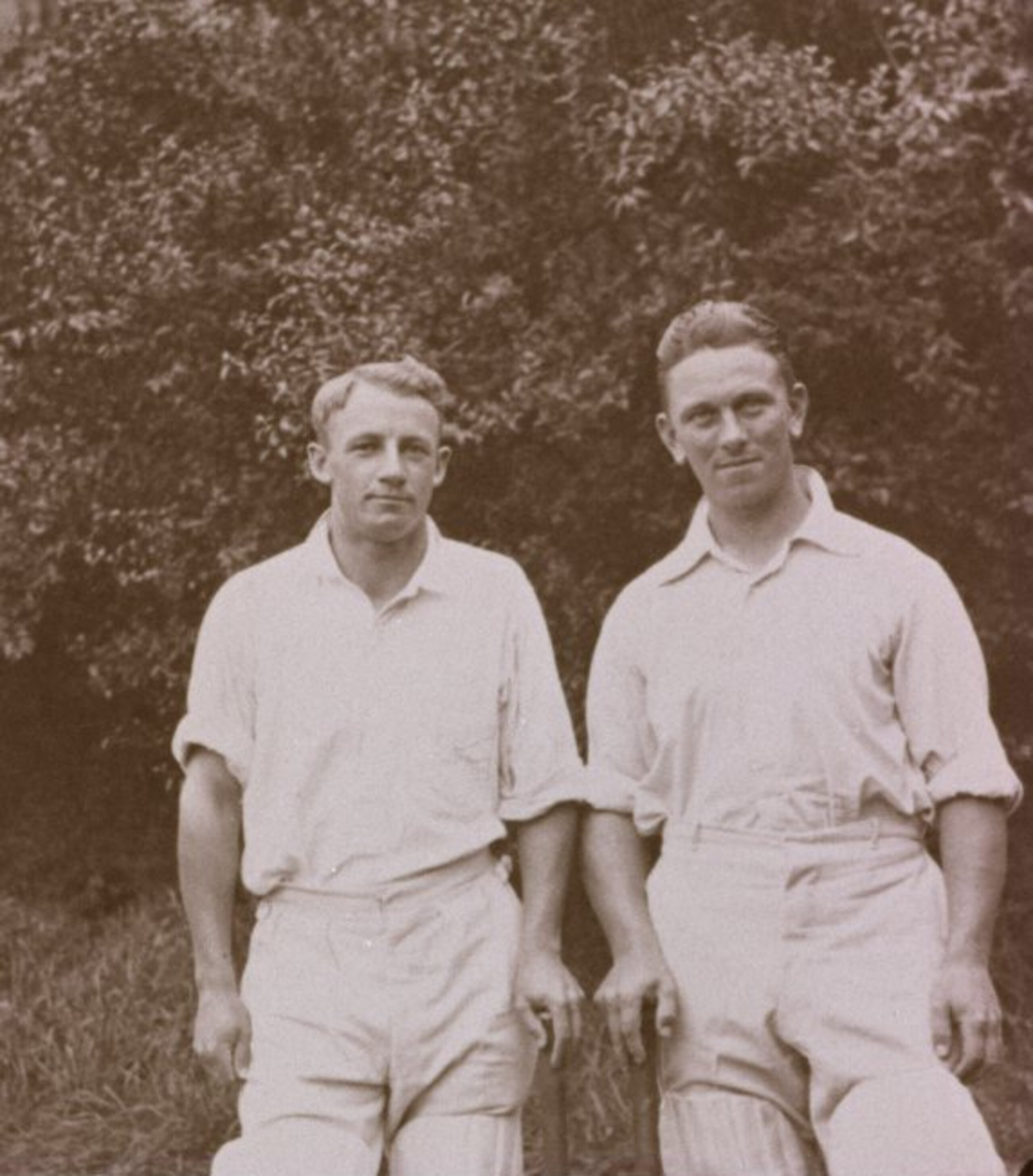 JAN 1930:  SIR DONALD BRADMAN OF AUSTRALIA ON THE LEFT OF THE PICTURE STANDS WITH MAURICE LEYLAND OF ENGLAND Mandatory Credit: Allsport UK/ALLSPORT