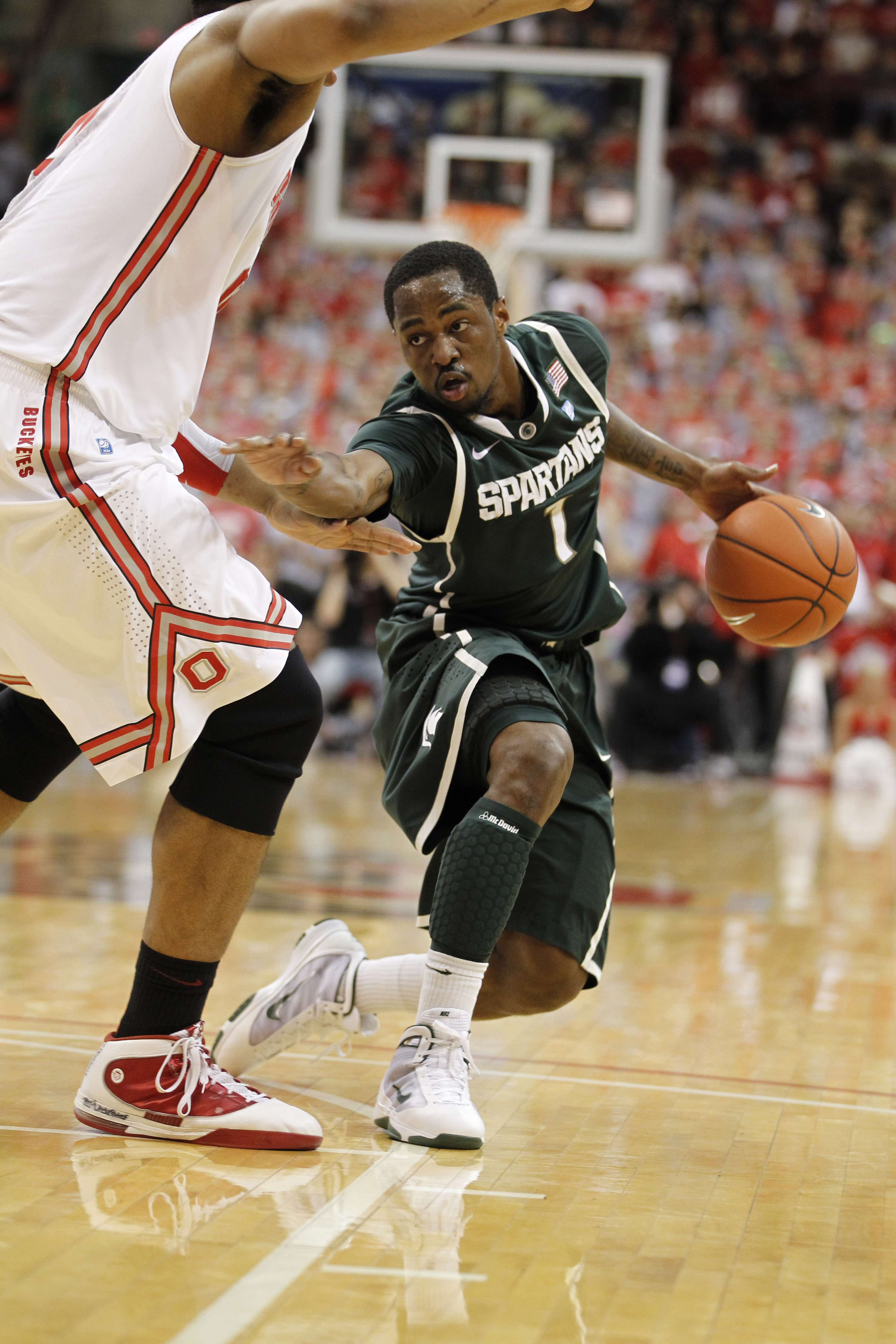 COLUMBUS, OH - FEBRUARY 15: Kalin Lucas #1 of the Michigan State Spartans controls the ball while playing the Ohio State Buckues on February 15, 2011 at Value City Arena in Columbus, Ohio. (Photo by Gregory Shamus/Getty Images)