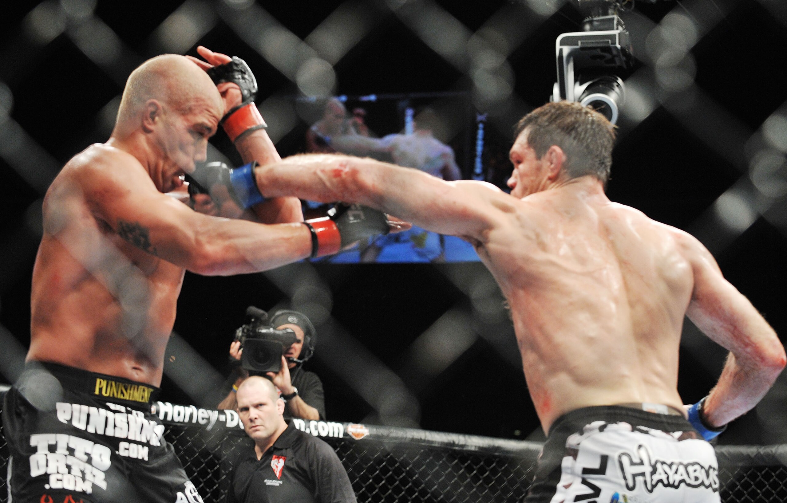 LAS VEGAS - NOVEMBER 21: Tito Ortiz (L) battles Forrest Griffin (R) during their Light Heavyweight Fight at the UFC 106 at Mandalay Bay Events Center on November 21, 2009 in Las Vegas, Nevada. (Photo by Jon Kopaloff/Getty Images)