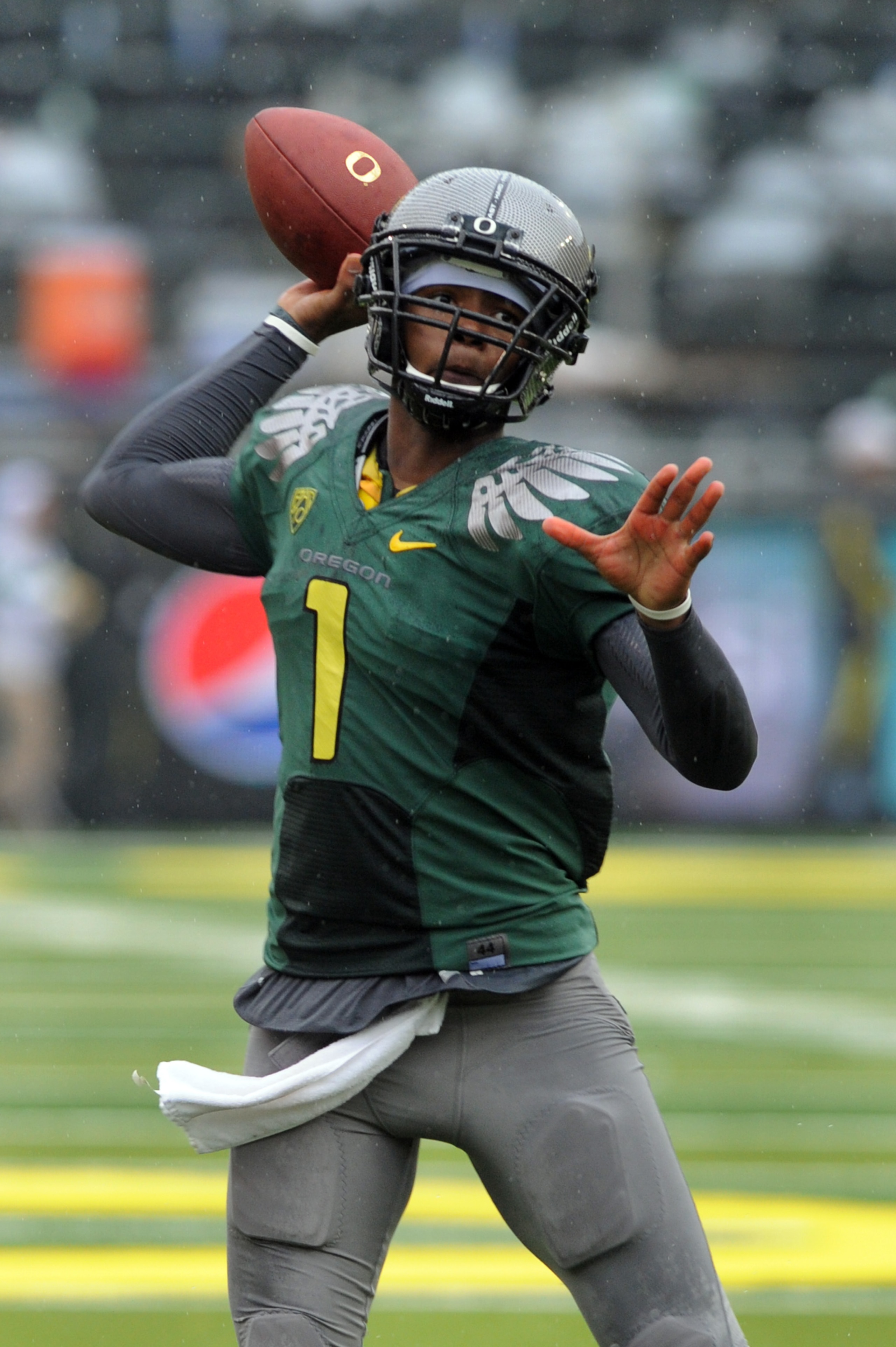 EUGENE, OR - SEPTEMBER 18: Quarterback Darron Thomas #1 of the Oregon Ducks throws a pass in the first quarter of the game against the Portland State Vikings at Autzen Stadium on September 18, 2010 in Eugene, Oregon. Oregon won the game 69-0. (Photo by S EUGENE, OR - SEPTEMBER 18: Quarterback Darron Thomas #1 of the Oregon Ducks throws a pass in the first quarter of the game against the Portland State Vikings at Autzen Stadium on September 18, 2010 in Eugene, Oregon. Oregon won the game 69-0. (Photo by S