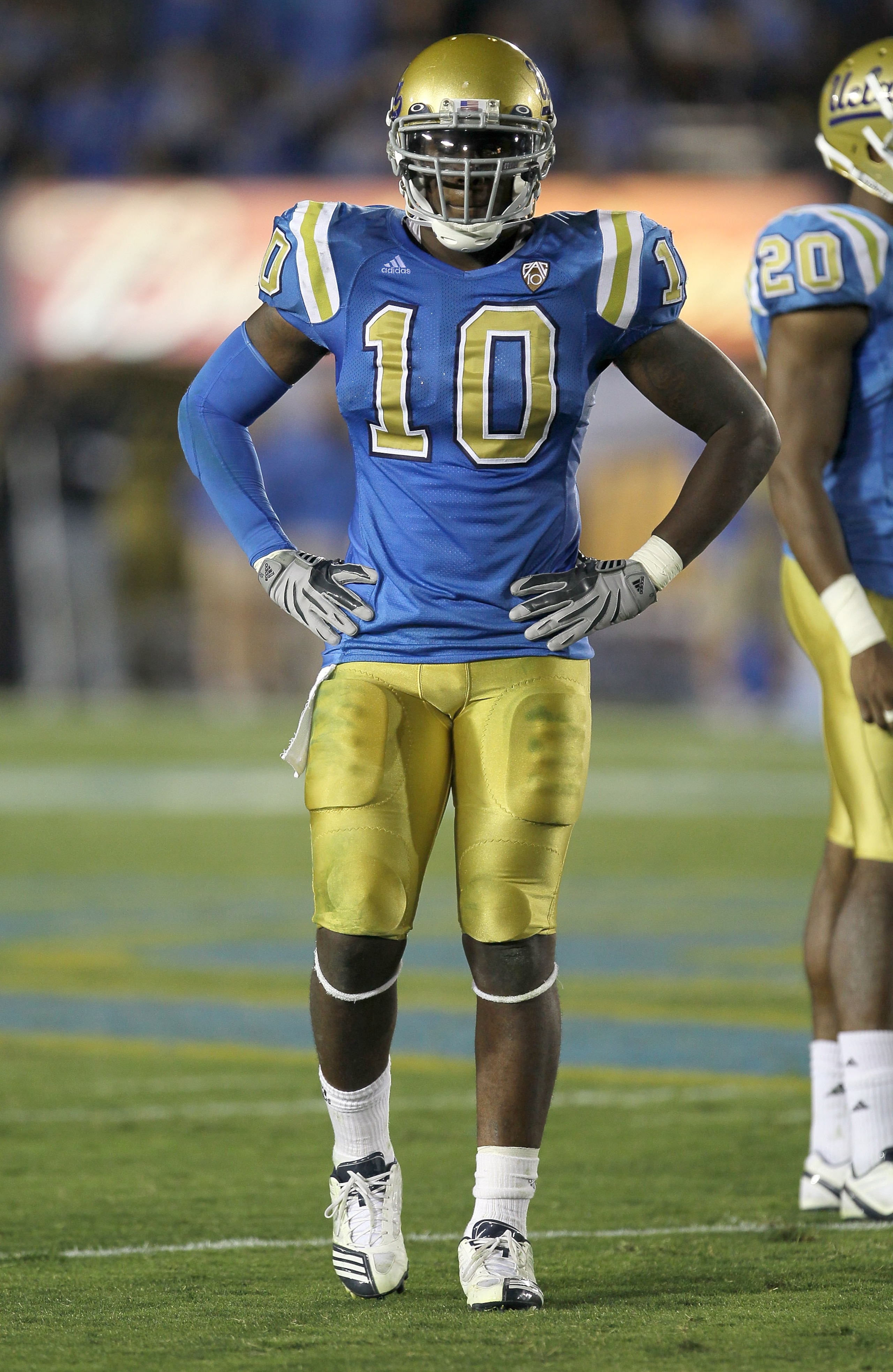 PASADENA, CA - SEPTEMBER 18:  Linebacker Akeem Ayers #10 of the UCLA Bruins in the game with the Houston Cougars at the Rose Bowl on September 18, 2010 in Pasadena, California.  UCLA won 31-13.  (Photo by Stephen Dunn/Getty Images)