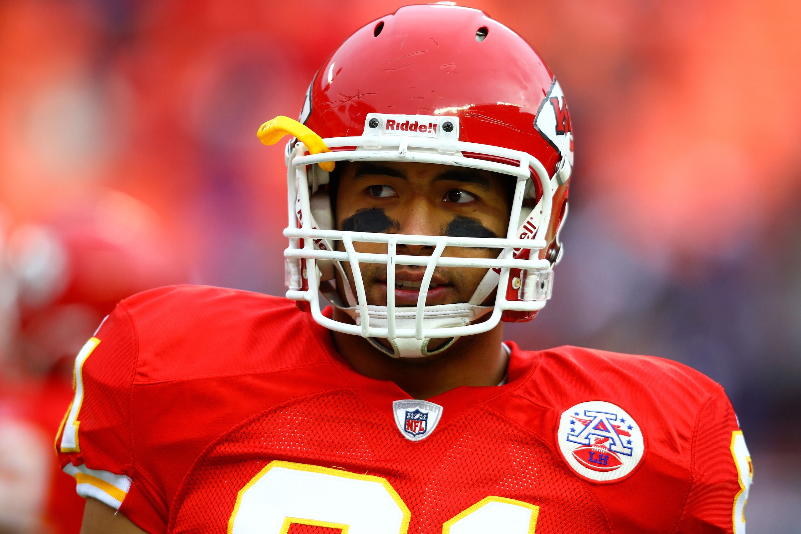 KANSAS CITY, MO - JANUARY 09:  Tight end Tony Moeaki #81 of the Kansas City Chiefs looks on against the Baltimore Ravens during their 2011 AFC wild card playoff game at Arrowhead Stadium on January 9, 2011 in Kansas City, Missouri.  (Photo by Dilip Vishwa