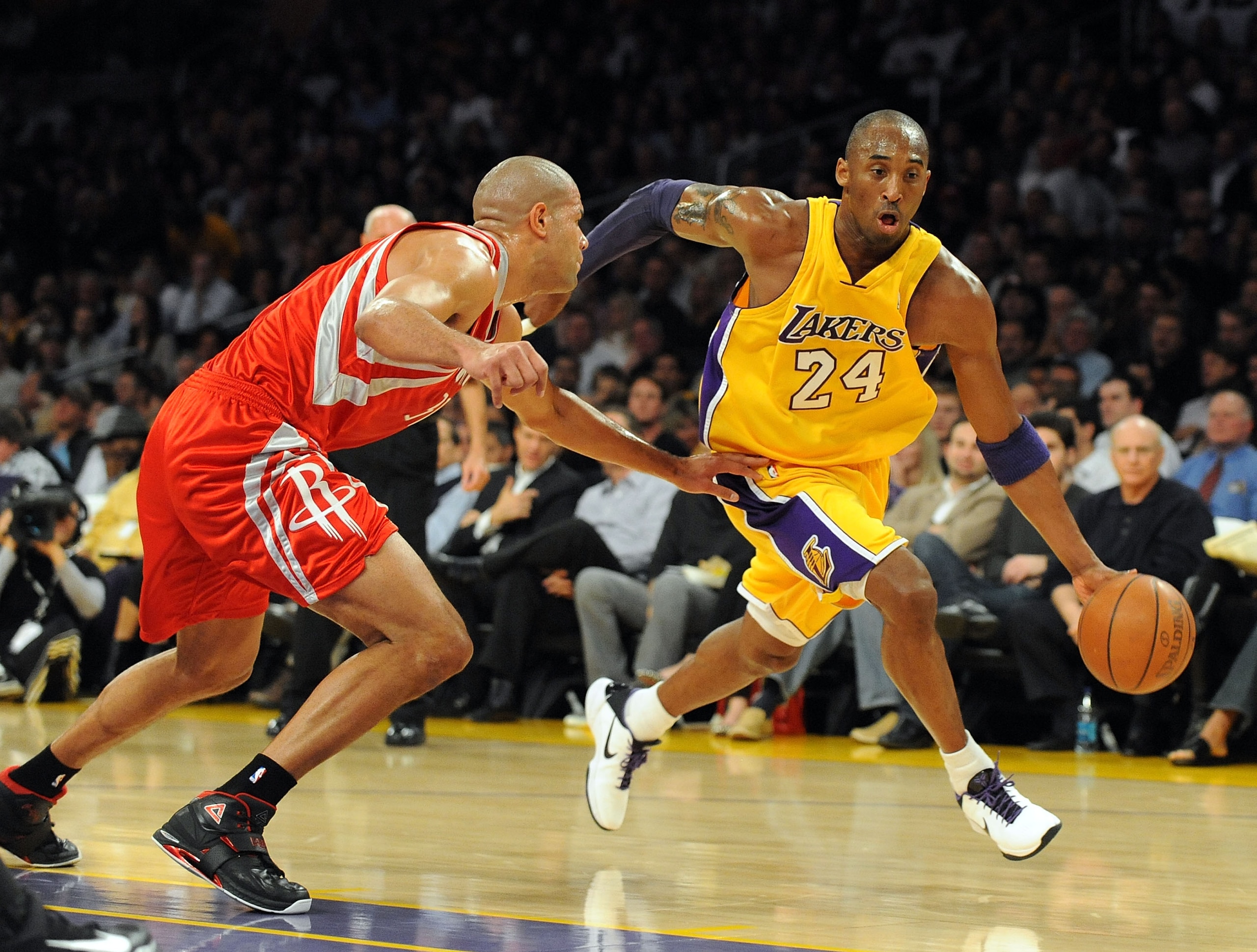 LOS ANGELES, CA - JANUARY 05: Kobe Bryant #24 of the Los Angeles Lakers dribbles around Shane Battier #31 of the Houston Rockets during the first half at Staples Center on January 5, 2010 in Los Angeles, California. NOTE TO USER: User expressly acknowle LOS ANGELES, CA - JANUARY 05: Kobe Bryant #24 of the Los Angeles Lakers dribbles around Shane Battier #31 of the Houston Rockets during the first half at Staples Center on January 5, 2010 in Los Angeles, California. NOTE TO USER: User expressly acknowle