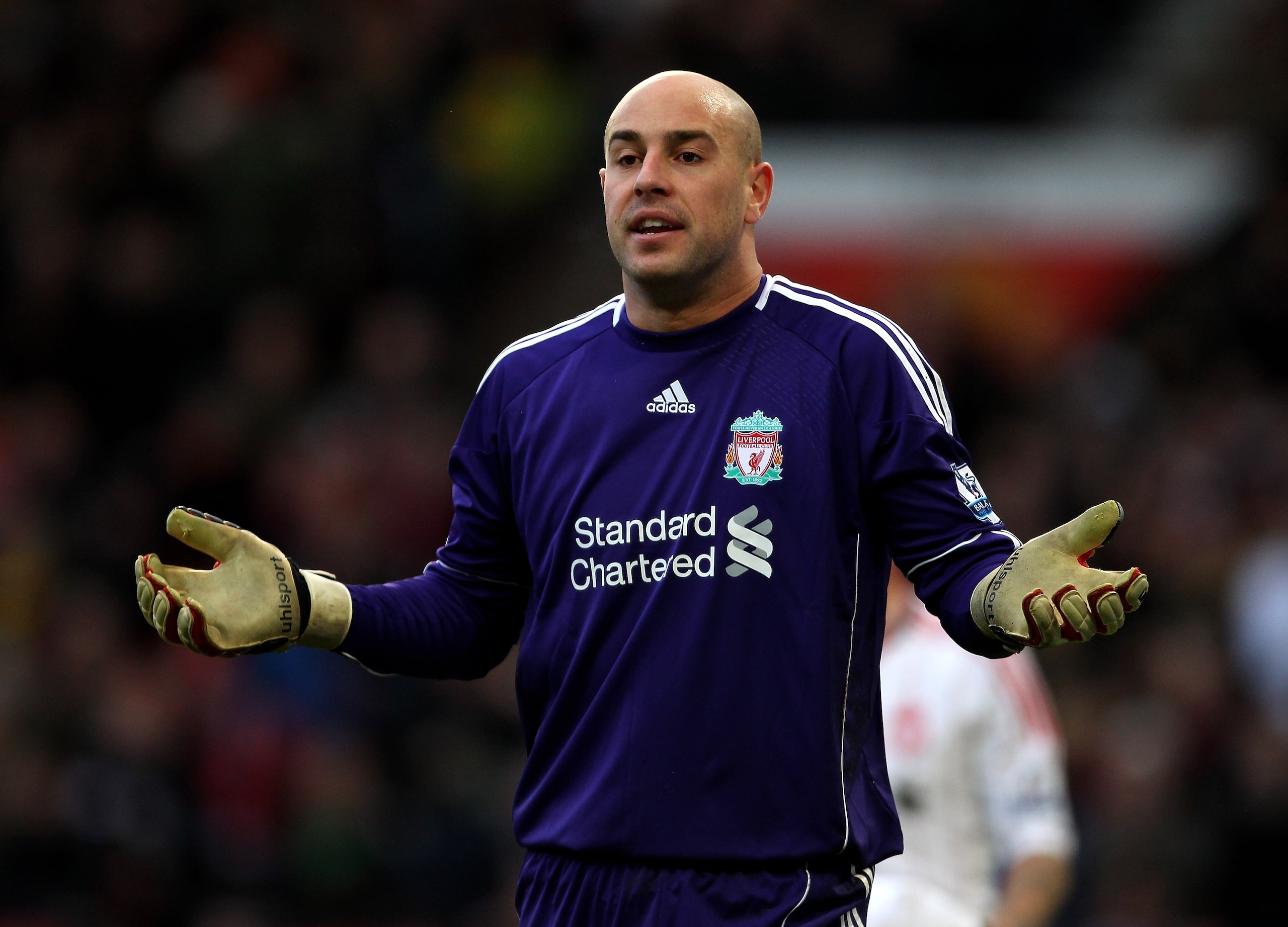 MANCHESTER, ENGLAND - JANUARY 09:  Pepe Reina of Liverpool gestures during the FA Cup sponsored by E.ON 3rd round match between Manchester United and Liverpool at Old Trafford on January 9, 2011 in Manchester, England. (Photo by Alex Livesey/Getty Images)
