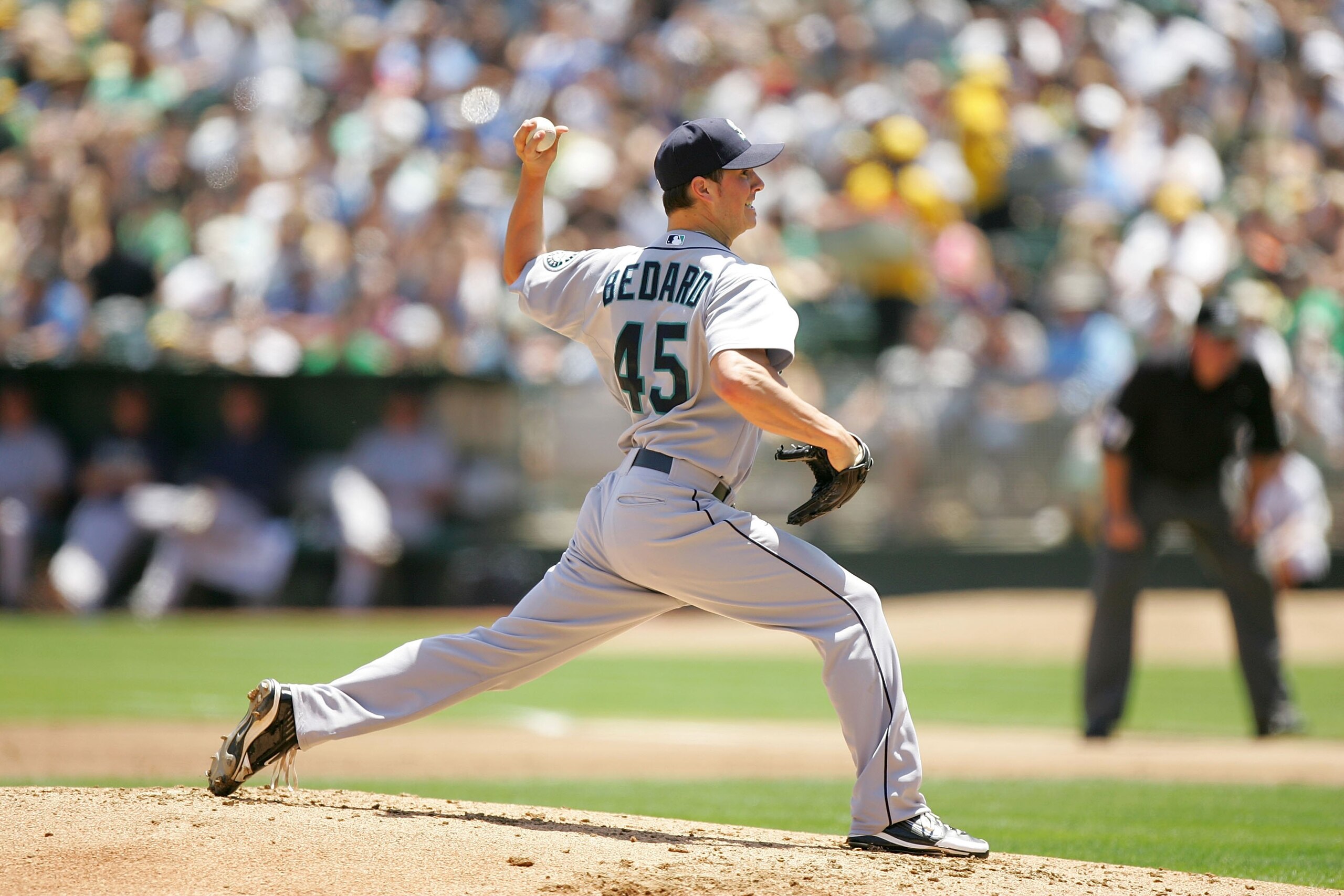 OAKLAND, CA - MAY 27:  Erik Bedard #45 of the Seattle Mariners pitches against the Oakland Athletics at the Oakland Coliseum on May 27, 2009 in Oakland, California.  (Photo by Ezra Shaw/Getty Images)
