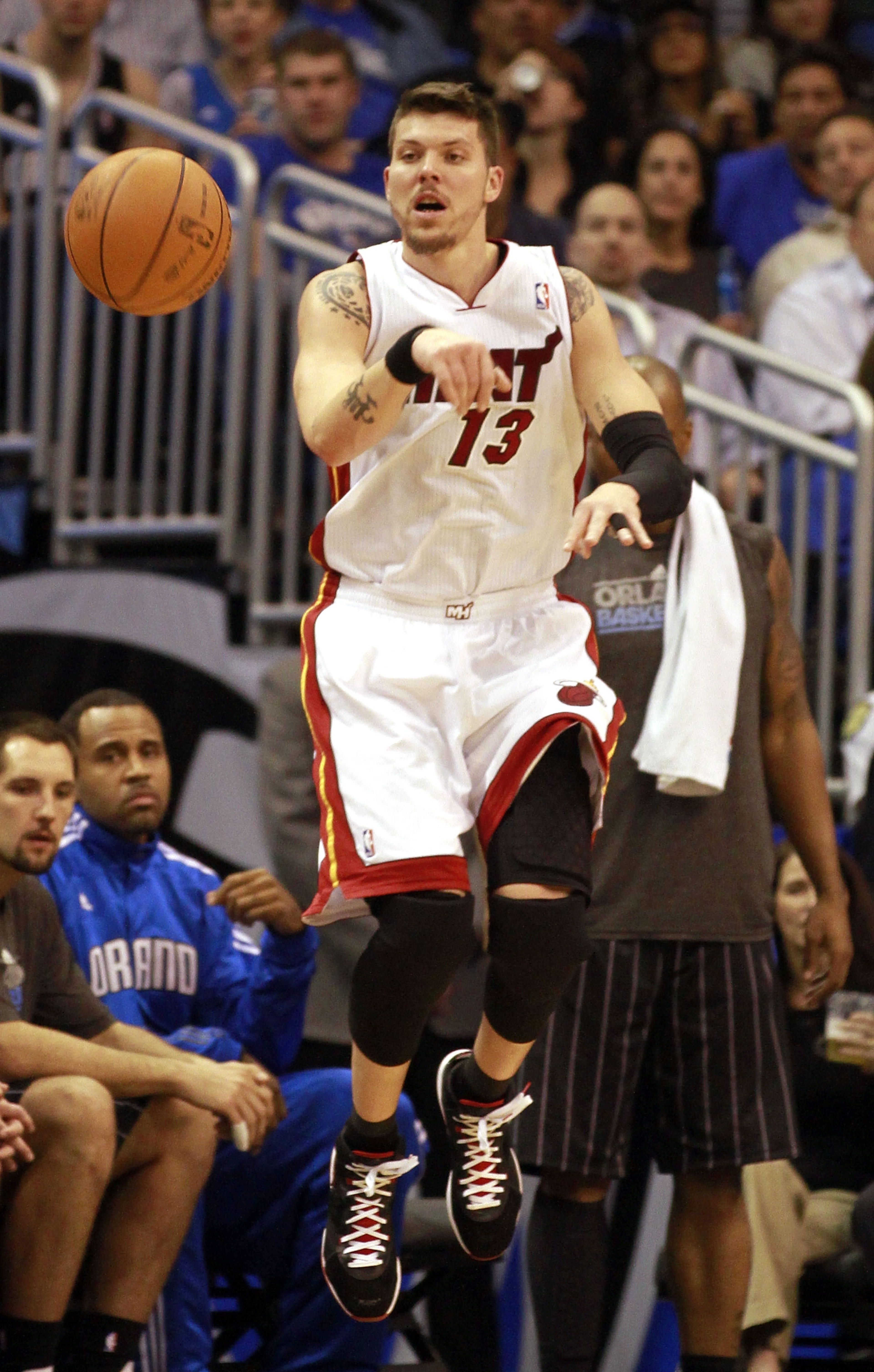 ORLANDO, FL - FEBRUARY 03:  Forward Mike Miller #13 of the Miami Heat passes against the Orlando Magic at Amway Arena on February 3, 2011 in Orlando, Florida. NOTE TO USER: User expressly acknowledges and agrees that, by downloading and or using this phot
