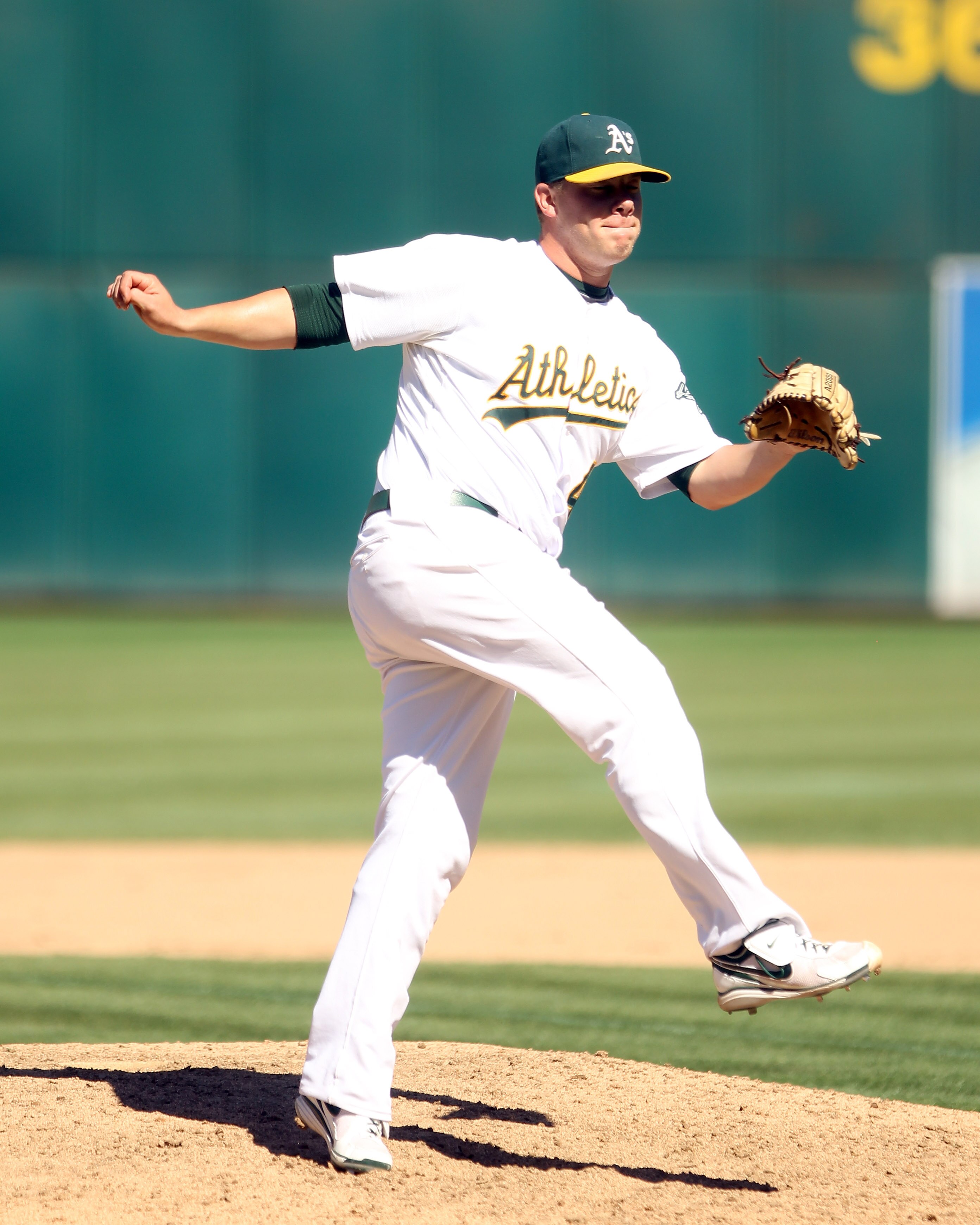 OAKLAND, CA - SEPTEMBER 06:  Andrew Bailey #40 of the Oakland Athletics pitches against the Seattle Mariners at the Oakland-Alameda County Coliseum on September 6, 2010 in Oakland, California.  (Photo by Ezra Shaw/Getty Images)