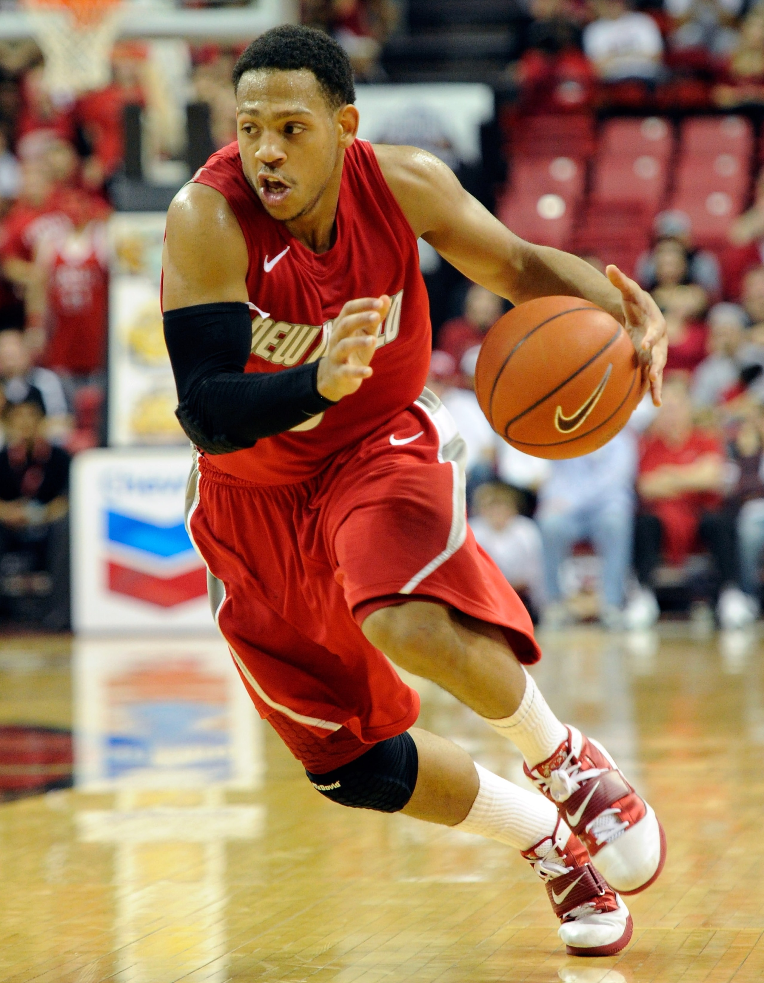 LAS VEGAS, NV - JANUARY 22:  Dairese Gary #5 of the New Mexico Lobos brings the ball up the court against the UNLV Rebels at the Thomas & Mack Center January 22, 2011 in Las Vegas, Nevada. UNLV won 63-62.  (Photo by Ethan Miller/Getty Images)
