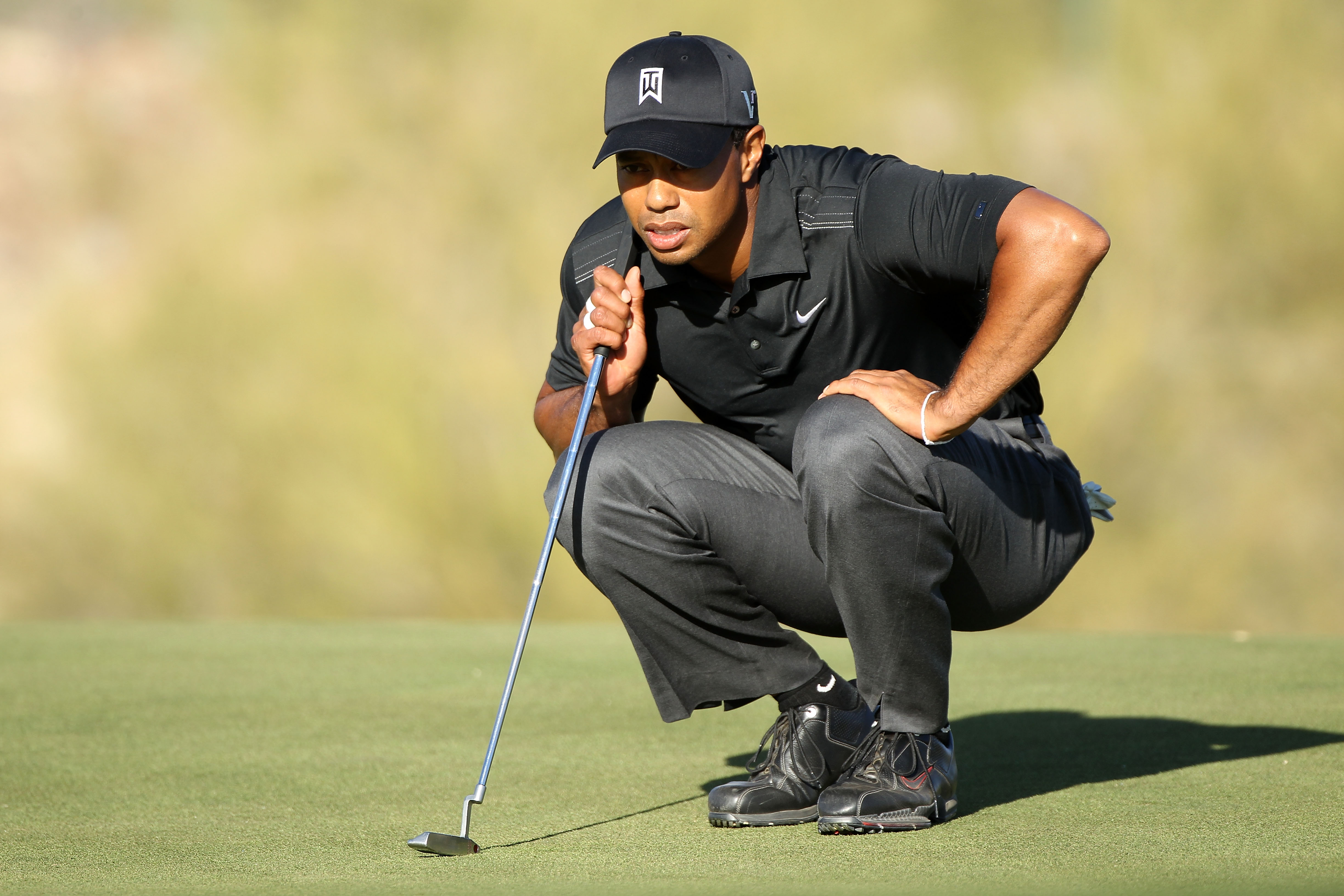 MARANA, AZ - FEBRUARY 23:  Tiger Woods lines up a putt on the 17th hole during the first round of the Accenture Match Play Championship at the Ritz-Carlton Golf Club on February 23, 2011 in Marana, Arizona.  (Photo by Andy Lyons/Getty Images)
