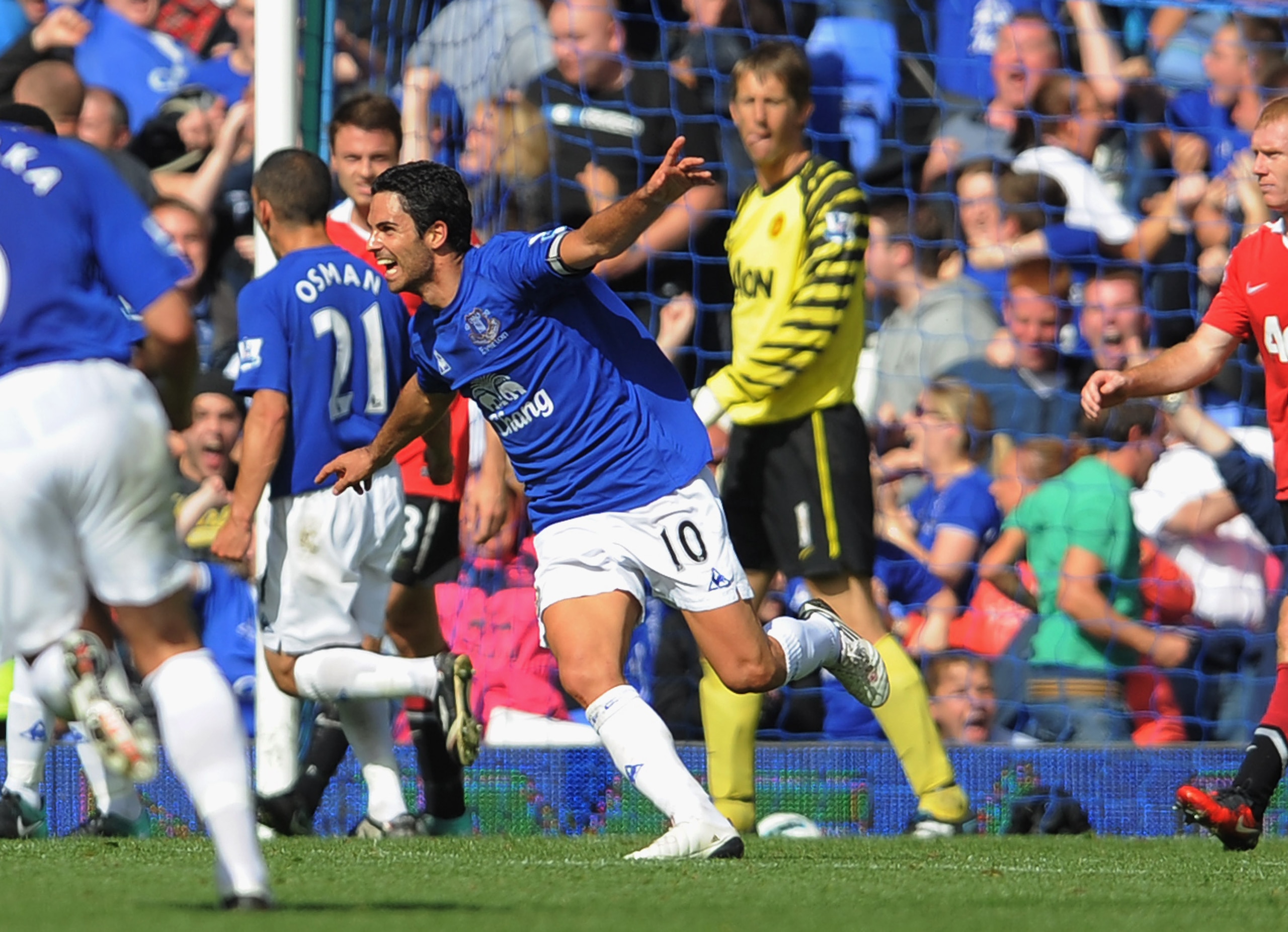 LIVERPOOL, ENGLAND - SEPTEMBER 11: Mikel Arteta of Everton celebrates scoring to make it 3-3 during the Barclays Premier League match between Everton and Manchester United at Goodison Park on September 11, 2010 in Liverpool, England. (Photo by Michael Re LIVERPOOL, ENGLAND - SEPTEMBER 11: Mikel Arteta of Everton celebrates scoring to make it 3-3 during the Barclays Premier League match between Everton and Manchester United at Goodison Park on September 11, 2010 in Liverpool, England. (Photo by Michael Re