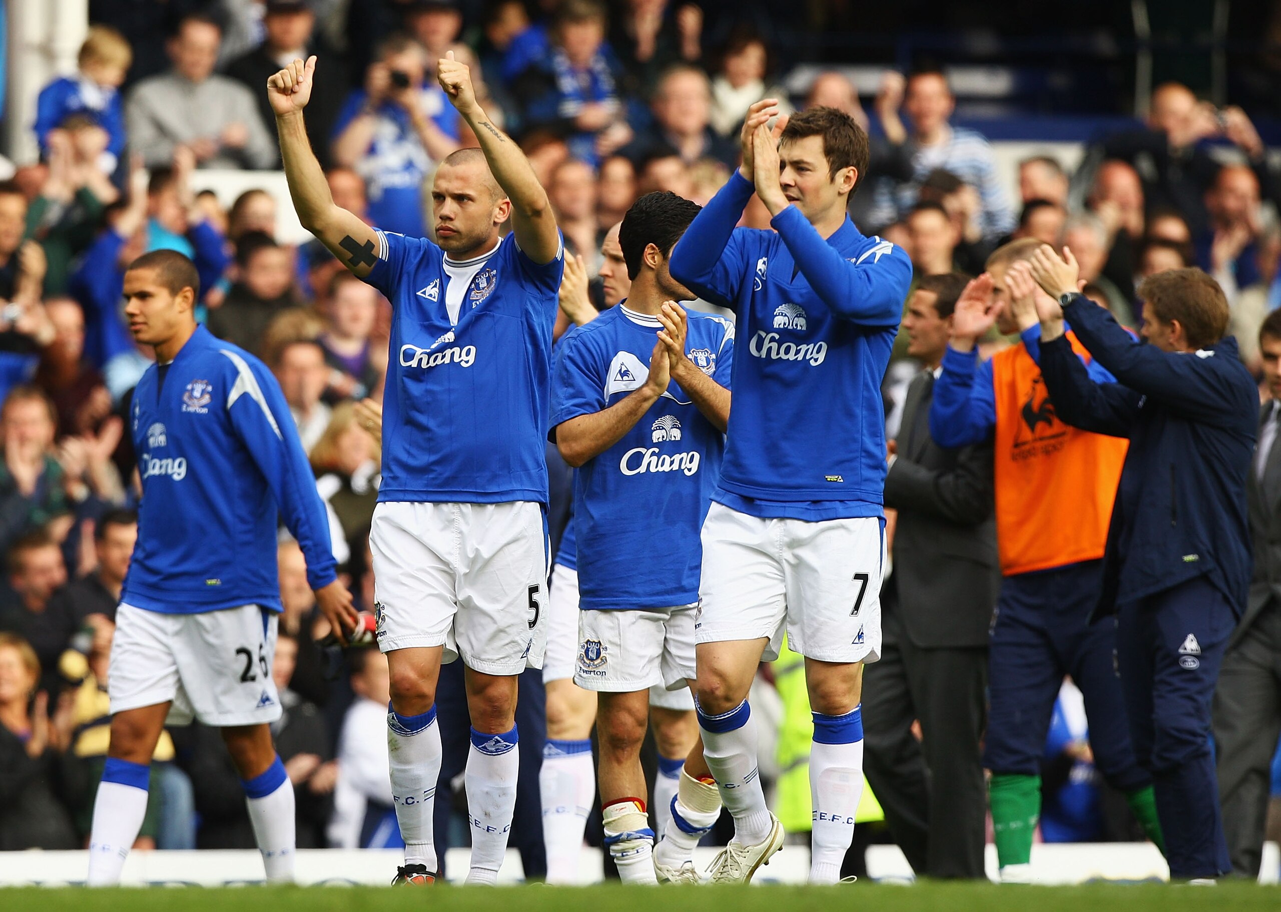 LIVERPOOL, ENGLAND - MAY 09: John Heitinga and Diniyar Bilyaletdinov of Everton thank the supoorters after the Barclays Premier League match between Everton and Portsmouth at Goodison Park on May 9, 2010 in Liverpool, England. (Photo by Matthew Lewis/Ge LIVERPOOL, ENGLAND - MAY 09: John Heitinga and Diniyar Bilyaletdinov of Everton thank the supoorters after the Barclays Premier League match between Everton and Portsmouth at Goodison Park on May 9, 2010 in Liverpool, England. (Photo by Matthew Lewis/Ge