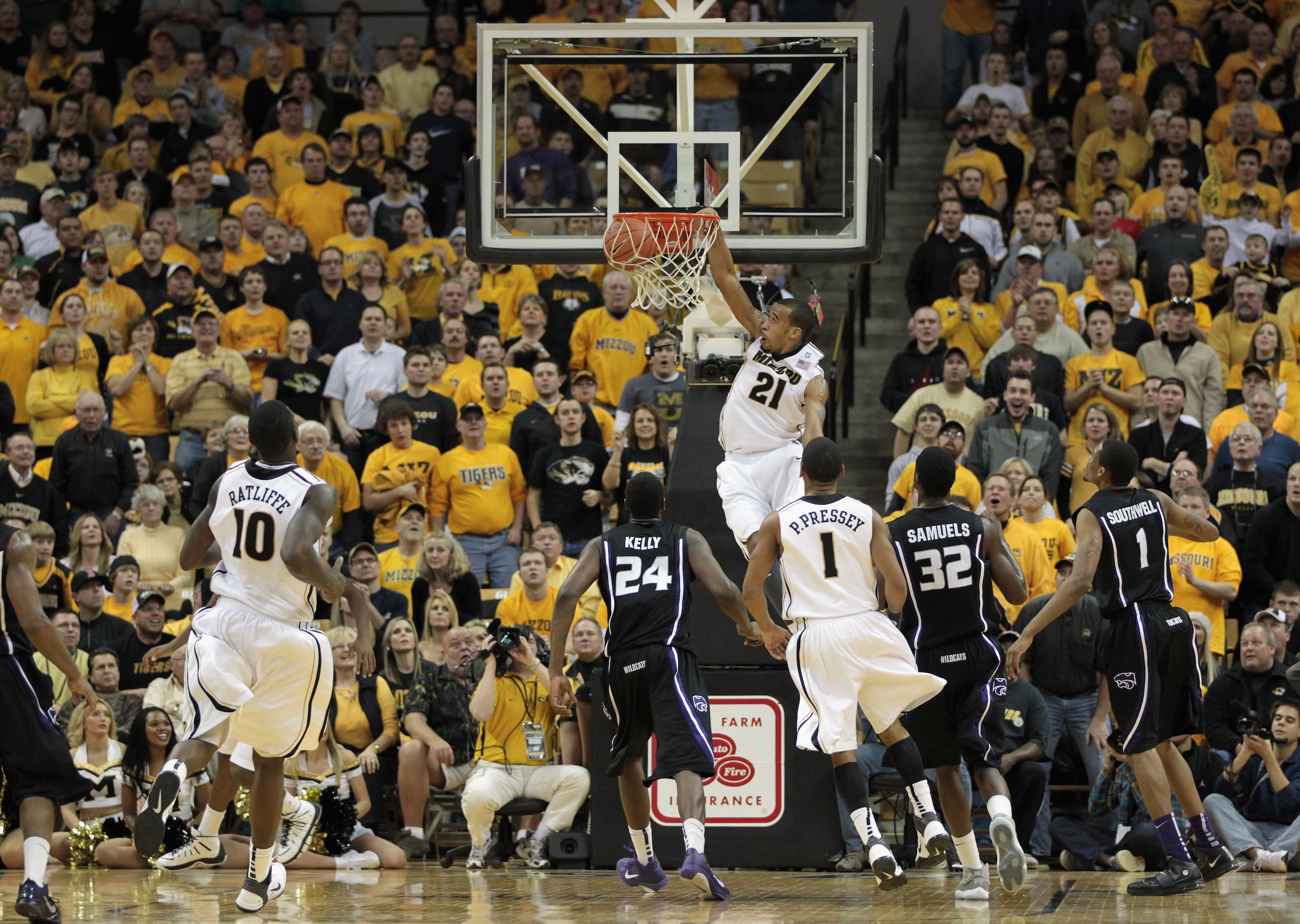 COLUMBIA, MO - JANUARY 17:  Laurence Bowers #21 of the Missouri Tigers dunks during the game against the Kansas State Wildcats on January 17, 2011 at Mizzou Arena in Columbia, Missouri.  (Photo by Jamie Squire/Getty Images)