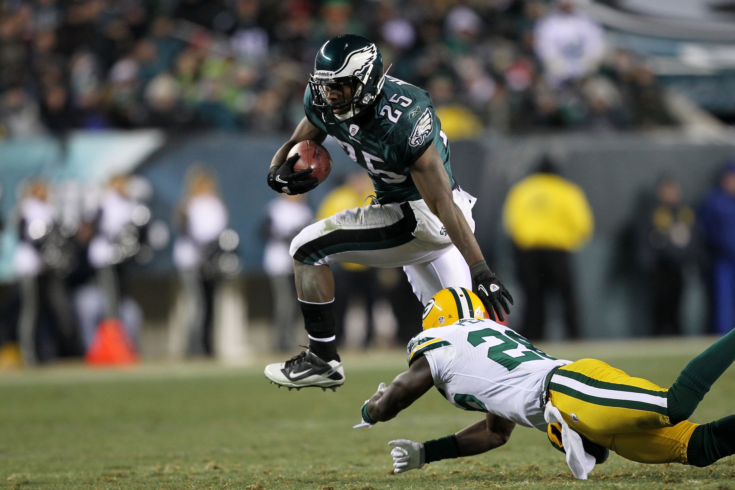 PHILADELPHIA, PA - JANUARY 09:  LeSean McCoy #25 of the Philadelphia Eagles avoids the tackle of Charlie Peprah #26 of the Green Bay Packers during the 2011 NFC wild card playoff game at Lincoln Financial Field on January 9, 2011 in Philadelphia, Pennsylv