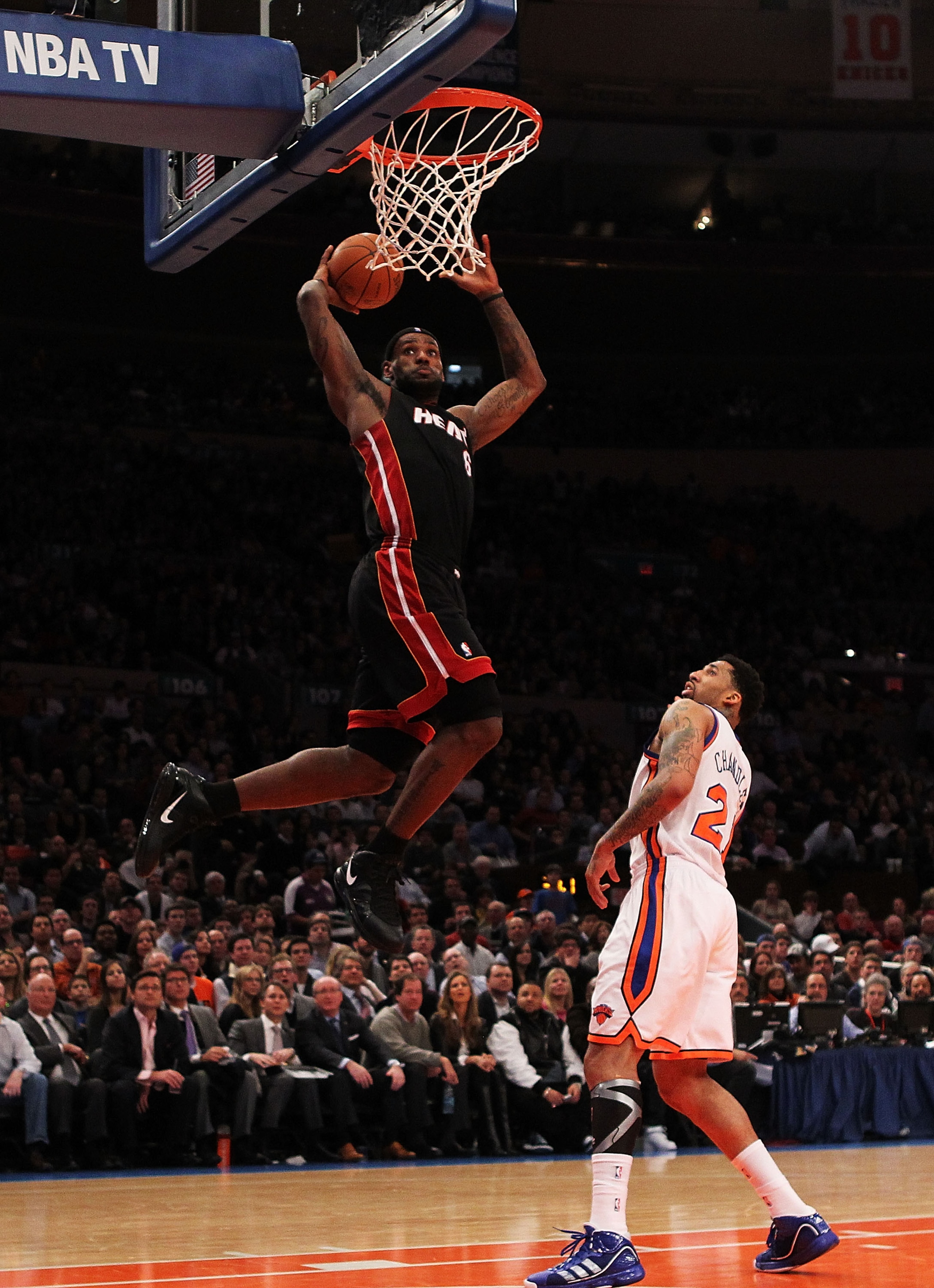 NEW YORK, NY - DECEMBER 17: LeBron James #6 of the Miami Heat dunks against Wilson Chandler #21 of the New York Knicks at Madison Square Garden on December 17, 2010 in New York City. NOTE TO USER: User expressly acknowledges and agrees that, by downloadin NEW YORK, NY - DECEMBER 17: LeBron James #6 of the Miami Heat dunks against Wilson Chandler #21 of the New York Knicks at Madison Square Garden on December 17, 2010 in New York City. NOTE TO USER: User expressly acknowledges and agrees that, by downloadin