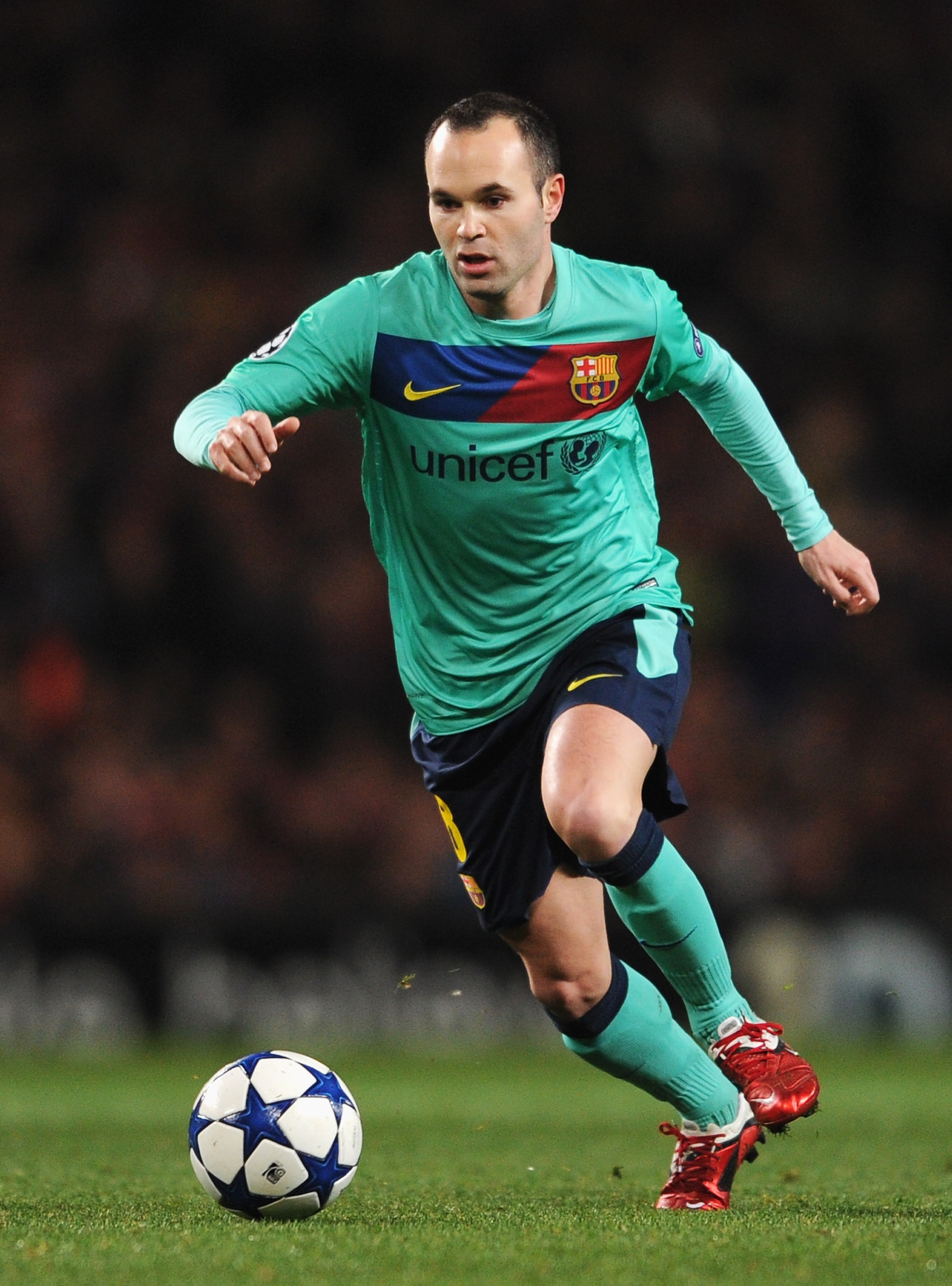 LONDON, ENGLAND - FEBRUARY 16: Andres Iniesta of Barcelona in action during the UEFA Champions League round of 16 first leg match between Arsenal and Barcelona at the Emirates Stadium on February 16, 2011 in London, England.  (Photo by Jasper Juinen/Getty