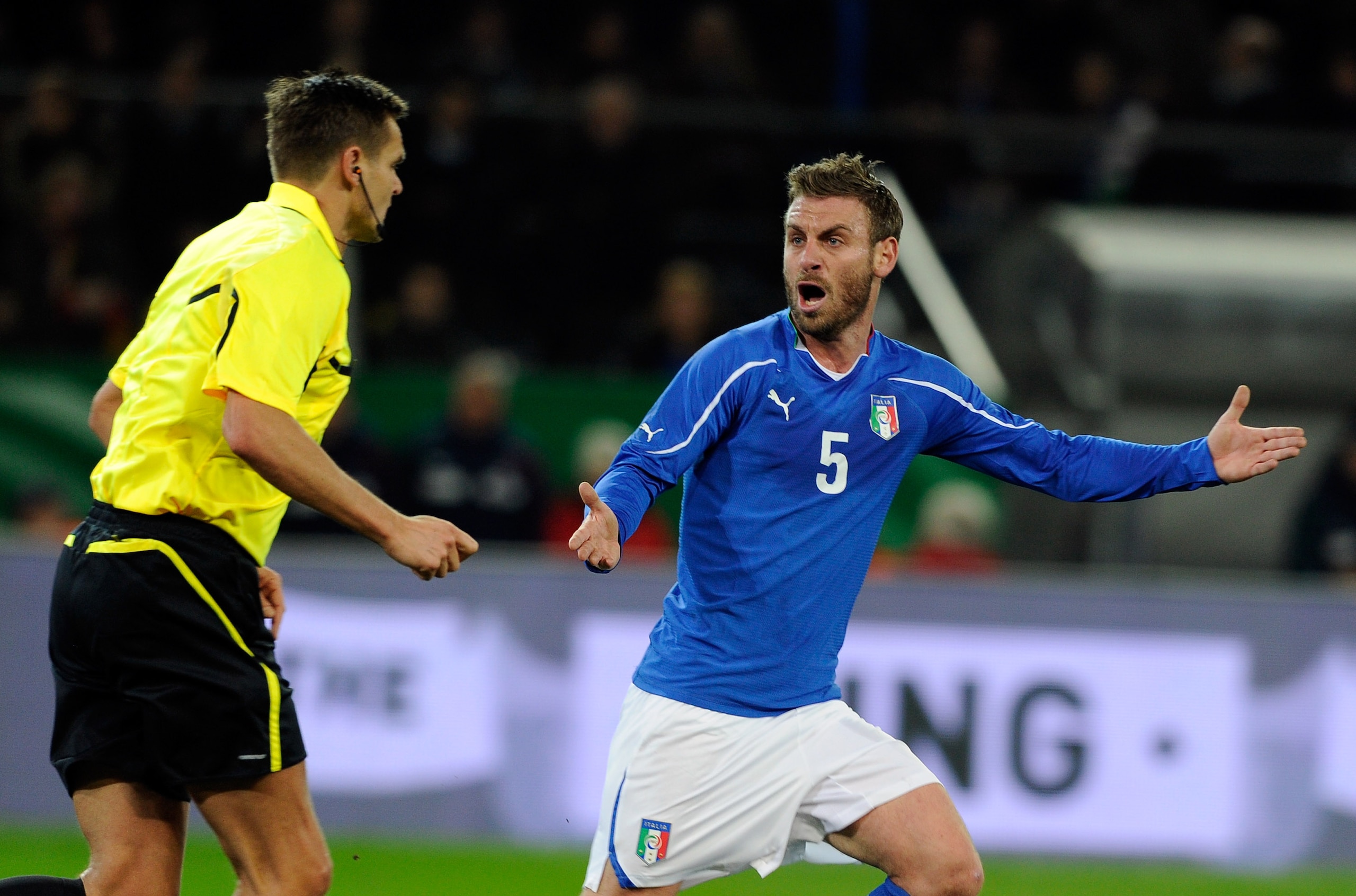 DORTMUND, GERMANY - FEBRUARY 09: Daniele De Rossi of Italy and the referee Eric Braamhaar during the International Friendly match between Germany and Italy on February 9, 2011 in Dortmund, Germany. (Photo by Claudio Villa/Getty Images) DORTMUND, GERMANY - FEBRUARY 09: Daniele De Rossi of Italy and the referee Eric Braamhaar during the International Friendly match between Germany and Italy on February 9, 2011 in Dortmund, Germany. (Photo by Claudio Villa/Getty Images)