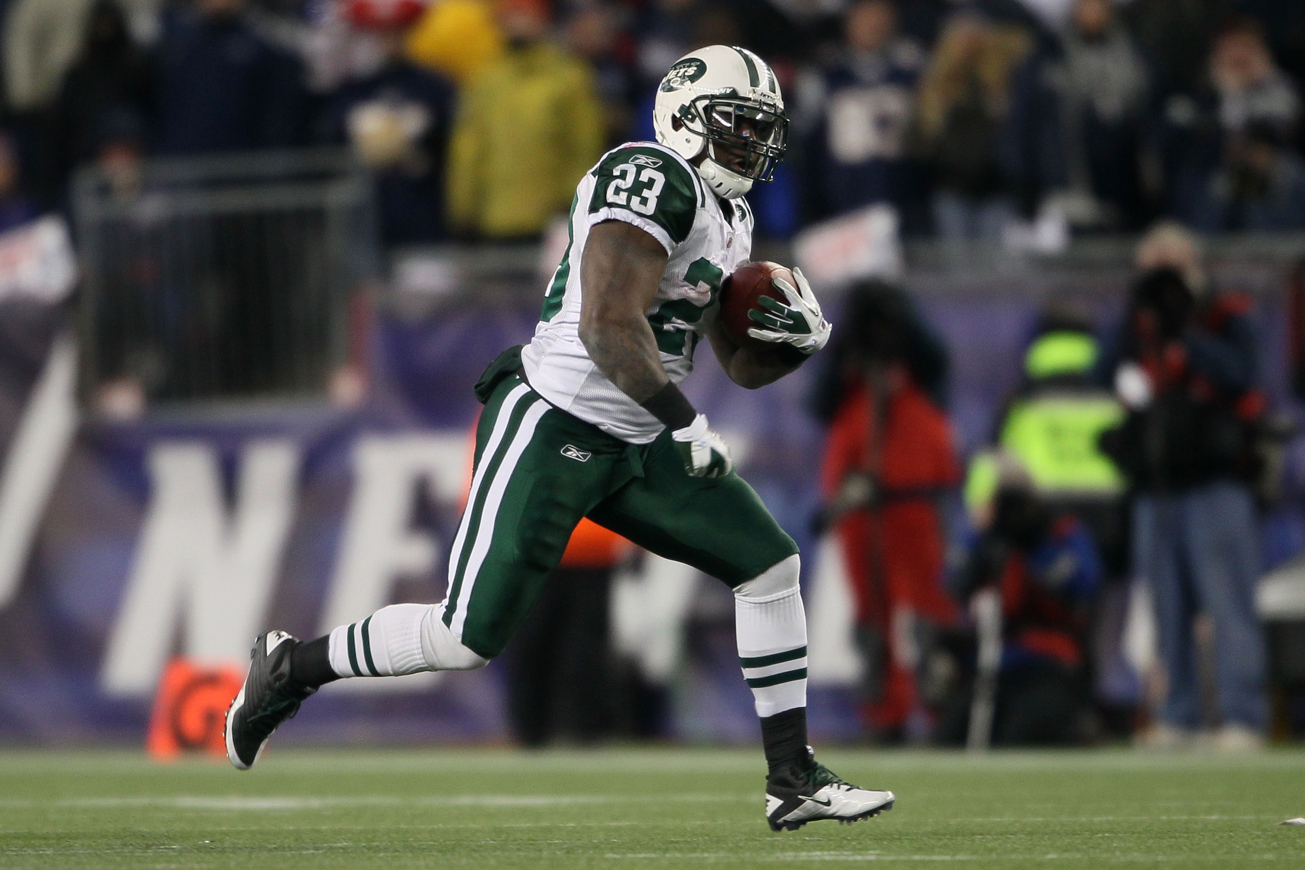 FOXBORO, MA - JANUARY 16:  Runningback Shonn Greene #23 of the New York Jets runs with the ball against the New England Patriots during their 2011 AFC divisional playoff game at Gillette Stadium on January 16, 2011 in Foxboro, Massachusetts.  (Photo by El