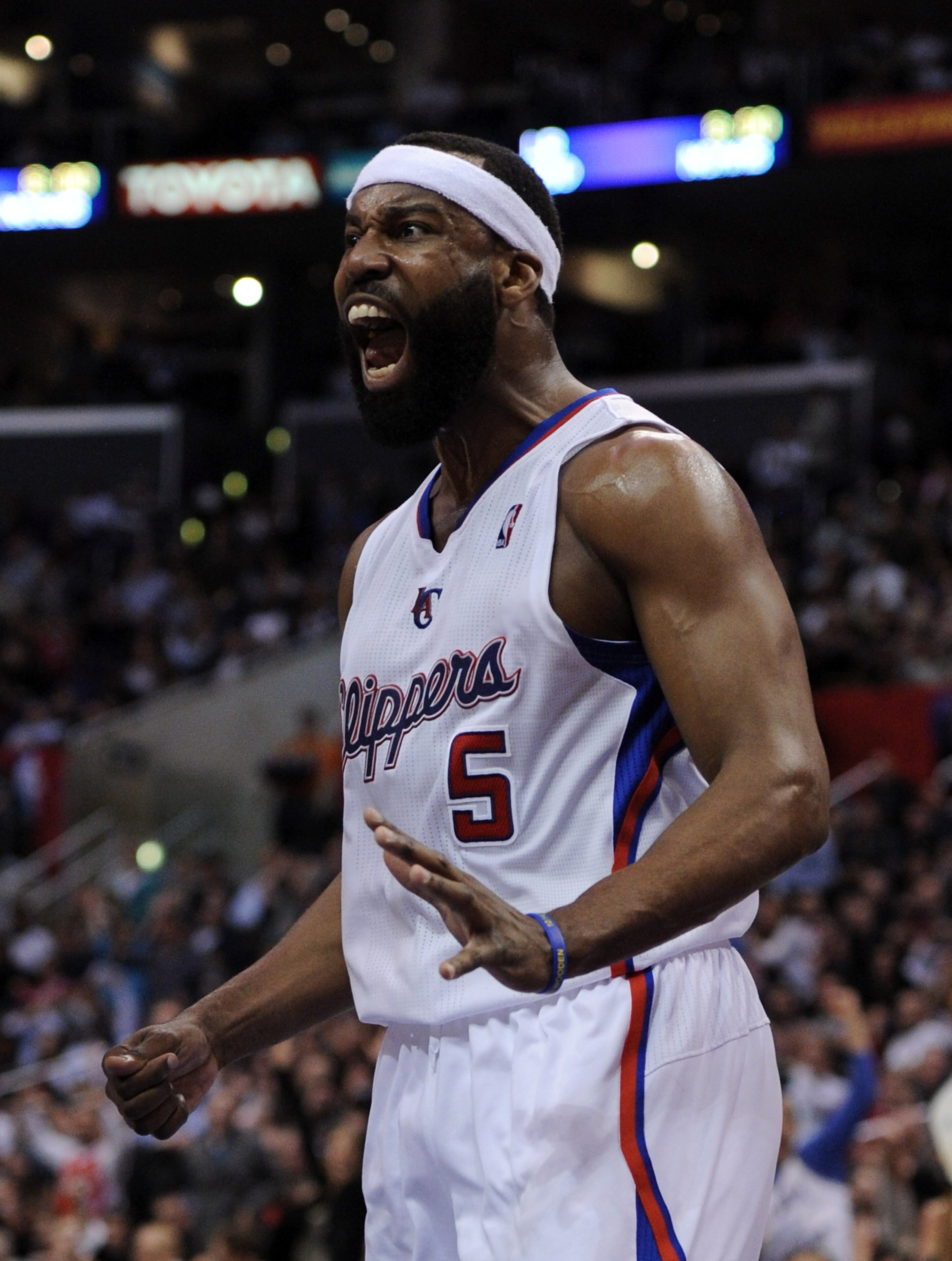 LOS ANGELES, CA - JANUARY 12: Baron Davis #5 of the Los Angeles Clippers reacts after his dunk against the Miami Heat at Staples Center on January 12, 2011 in Los Angeles, California. NOTE TO USER: User expressly acknowledges and agrees that, by downloa LOS ANGELES, CA - JANUARY 12: Baron Davis #5 of the Los Angeles Clippers reacts after his dunk against the Miami Heat at Staples Center on January 12, 2011 in Los Angeles, California. NOTE TO USER: User expressly acknowledges and agrees that, by downloa
