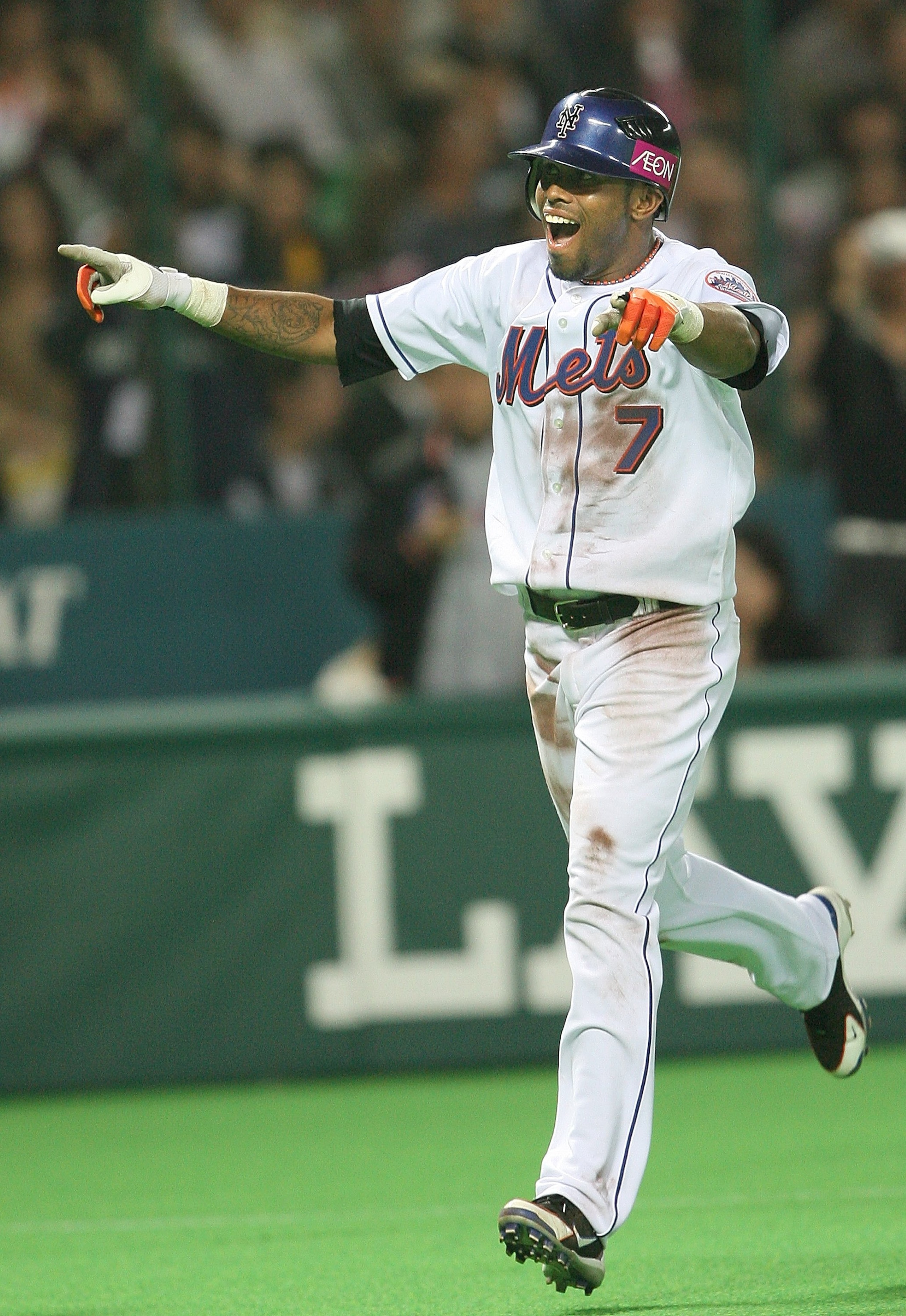 FUKUOKA, JAPAN - NOVEMBER 8: Jose Reyes #7 of the New York Mets runs to the homebase after hitting a homerun during the Aeon All Star Series Day 5 - MLB v Japan All-Stars at Fukuoka Yahoo! Japan Dome on November 8, 2006 in Fukuoka, Japan. MBL All-Star te FUKUOKA, JAPAN - NOVEMBER 8: Jose Reyes #7 of the New York Mets runs to the homebase after hitting a homerun during the Aeon All Star Series Day 5 - MLB v Japan All-Stars at Fukuoka Yahoo! Japan Dome on November 8, 2006 in Fukuoka, Japan. MBL All-Star te