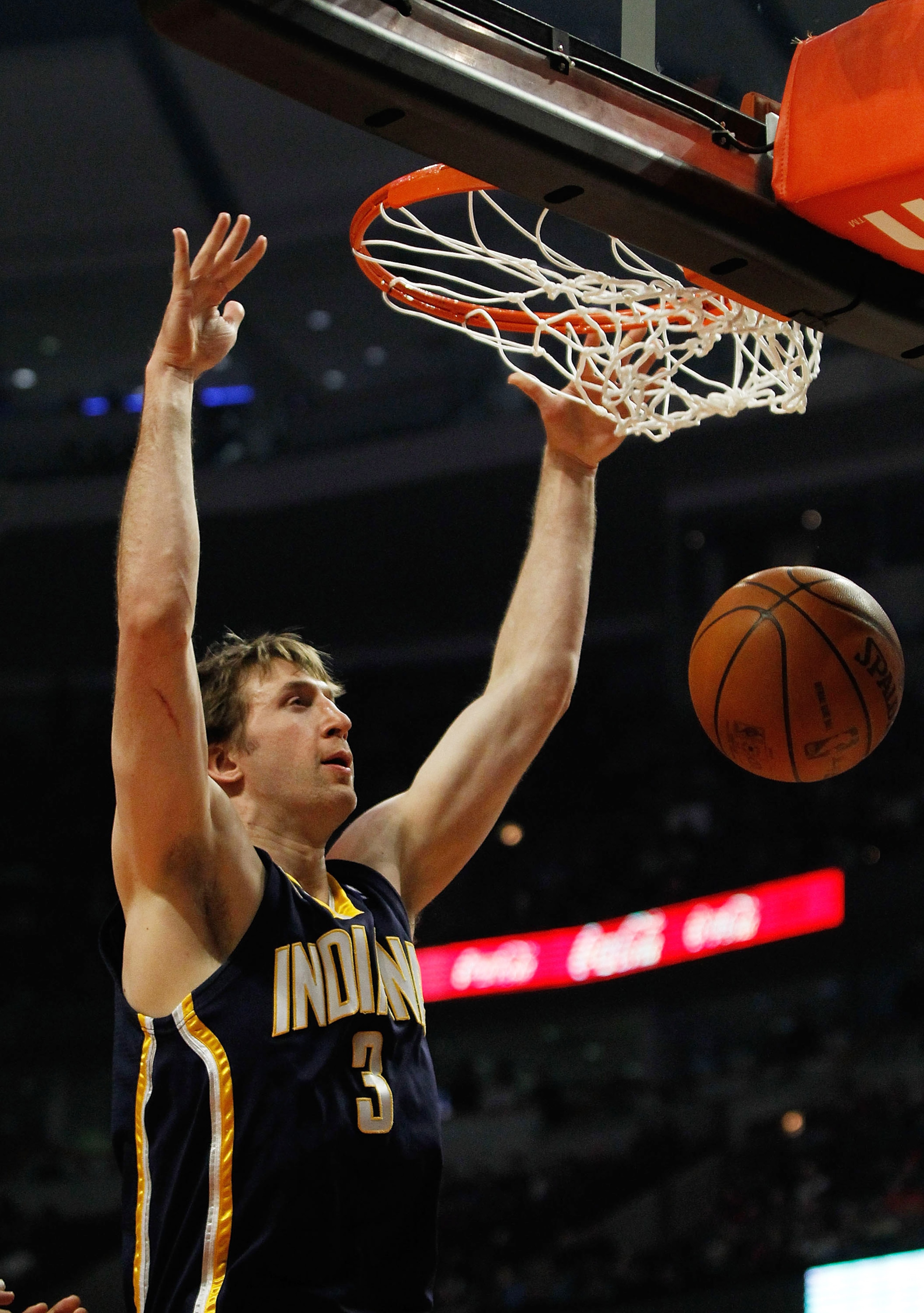 CHICAGO - FEBRUARY 24:  Troy Murphy #3 of the Indiana Pacers dunks the ball against the Chicago Bulls at the United Center on February 24, 2010 in Chicago, Illinois. NOTE TO USER: User expressly acknowledges and agrees that, by downloading and/or using th