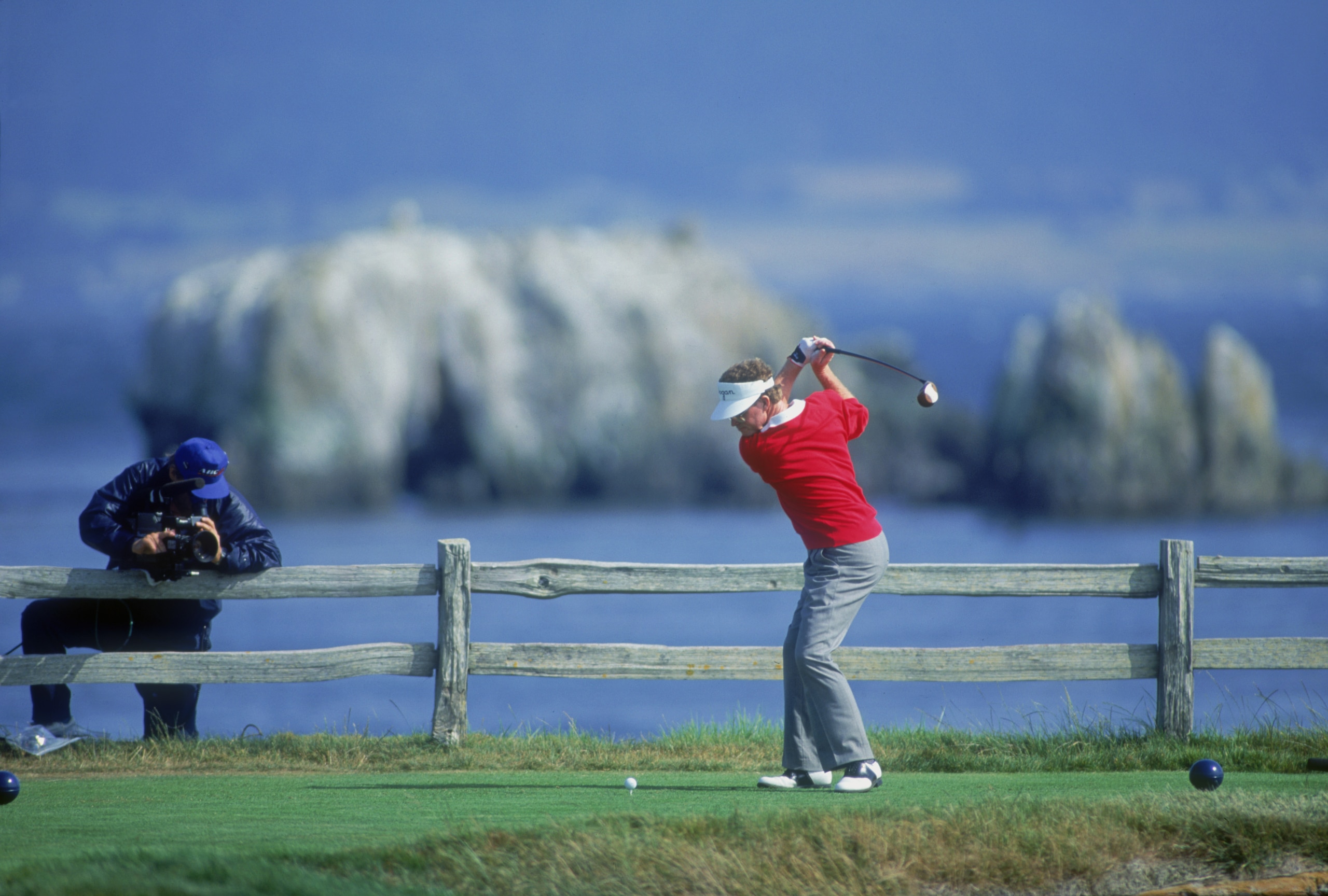 American golfer Tom Kite at the 18th tee during the final round of the US Open at Pebble Beach, California, June 1992. Kite won the tournament. (Photo by David Cannon/Getty Images)