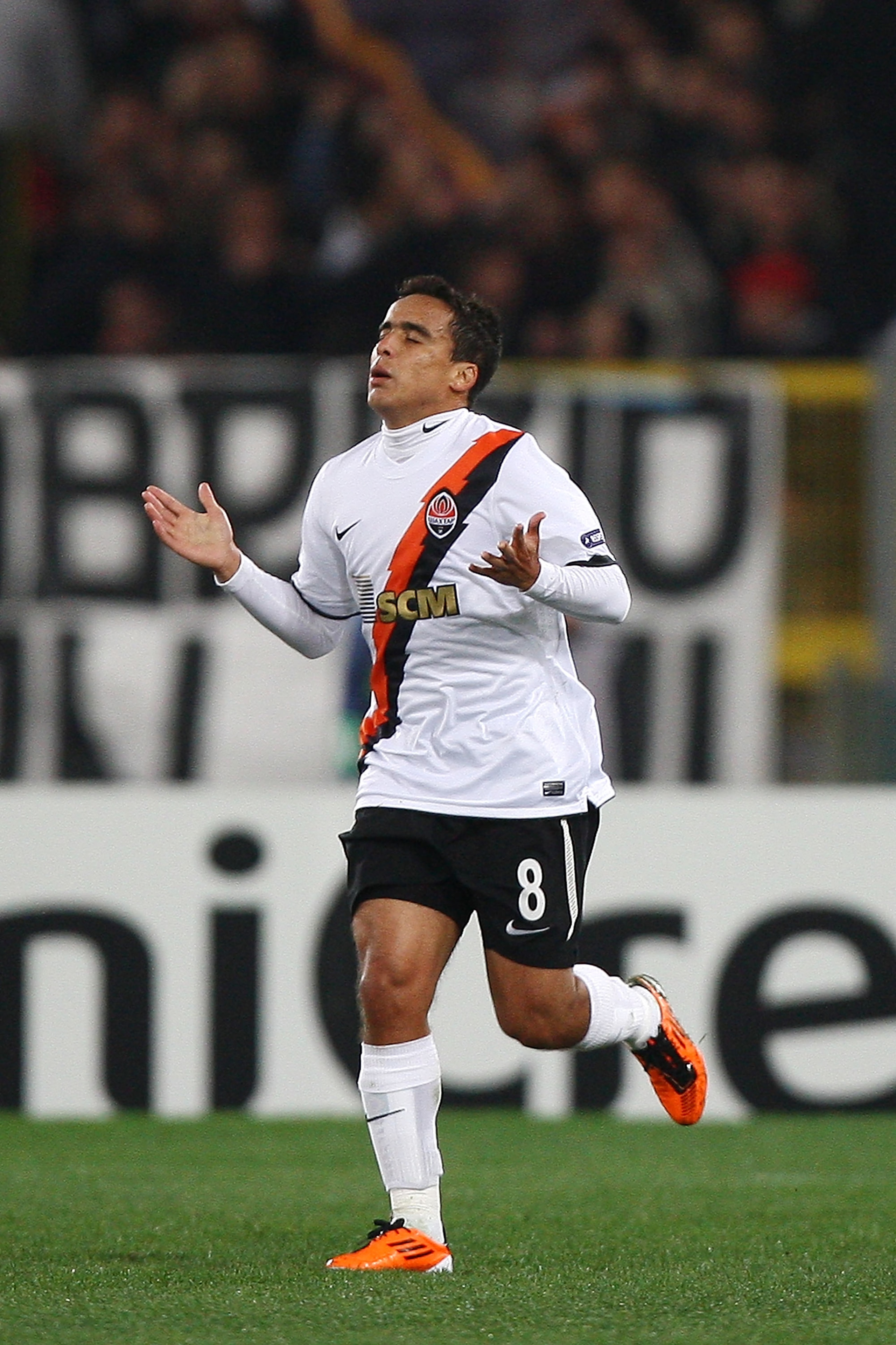 ROME, ITALY - FEBRUARY 16: Jadson of Shakhtar Donetsk celebrates after scoring his first goal during the UEFA Champions League round of 16 first leg match between AS Roma and Shakhtar Donetsk at Stadio Olimpico on February 16, 2011 in Rome, Italy. (Photo ROME, ITALY - FEBRUARY 16: Jadson of Shakhtar Donetsk celebrates after scoring his first goal during the UEFA Champions League round of 16 first leg match between AS Roma and Shakhtar Donetsk at Stadio Olimpico on February 16, 2011 in Rome, Italy. (Photo
