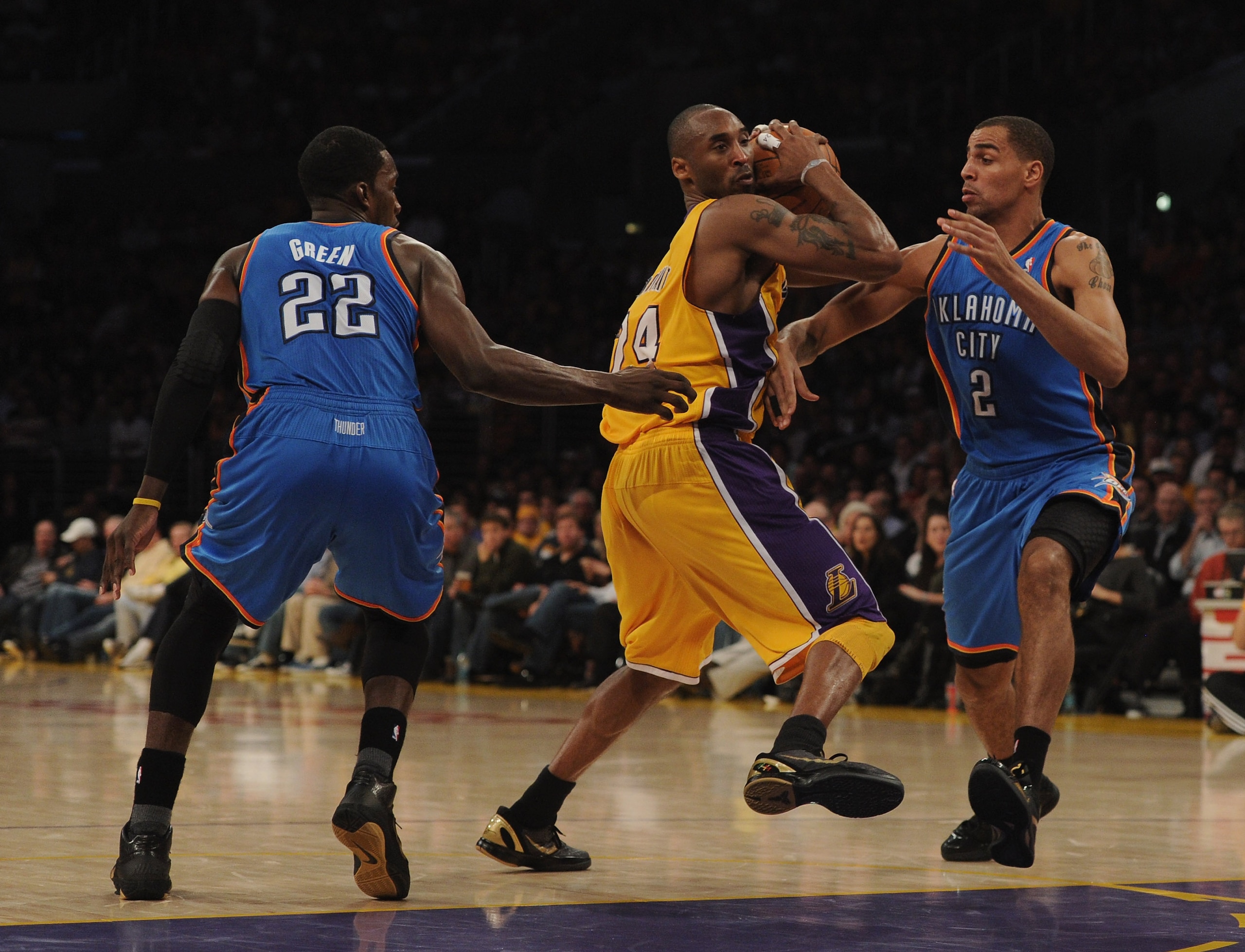 LOS ANGELES, CA - JANUARY 17:  Kobe Bryant #24 of the Los Angeles Lakers splits the defense of Thabo Sefolosha #2 and Jeff Green #22 of the Oklahoma City Thunder at the Staples Center on January 17, 2011 in Los Angeles, California.  (Photo by Harry How/Ge
