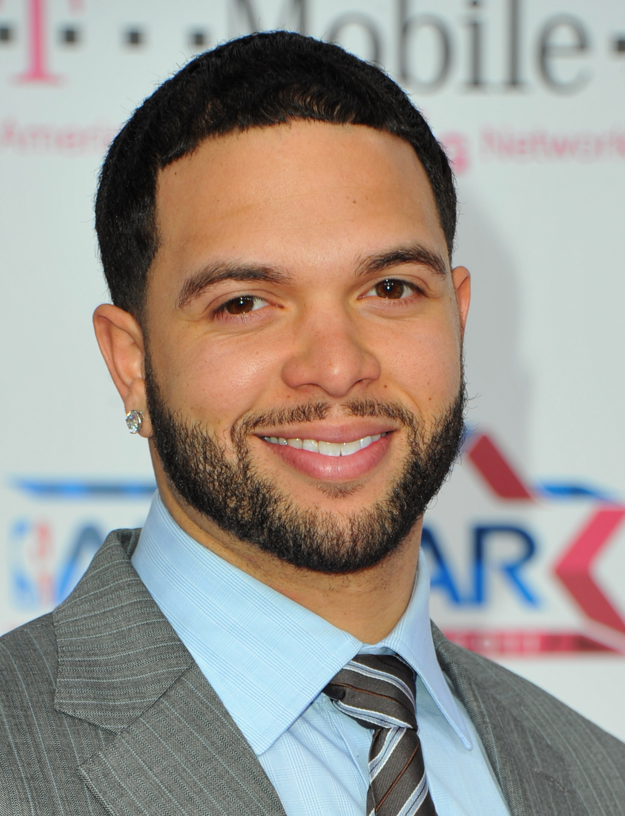 LOS ANGELES, CA - FEBRUARY 20:  NBA player Deron Williams arrives to the T-Mobile Magenta Carpet at the 2011 NBA All-Star Game on February 20, 2011 in Los Angeles, California.  (Photo by Alberto E. Rodriguez/Getty Images)