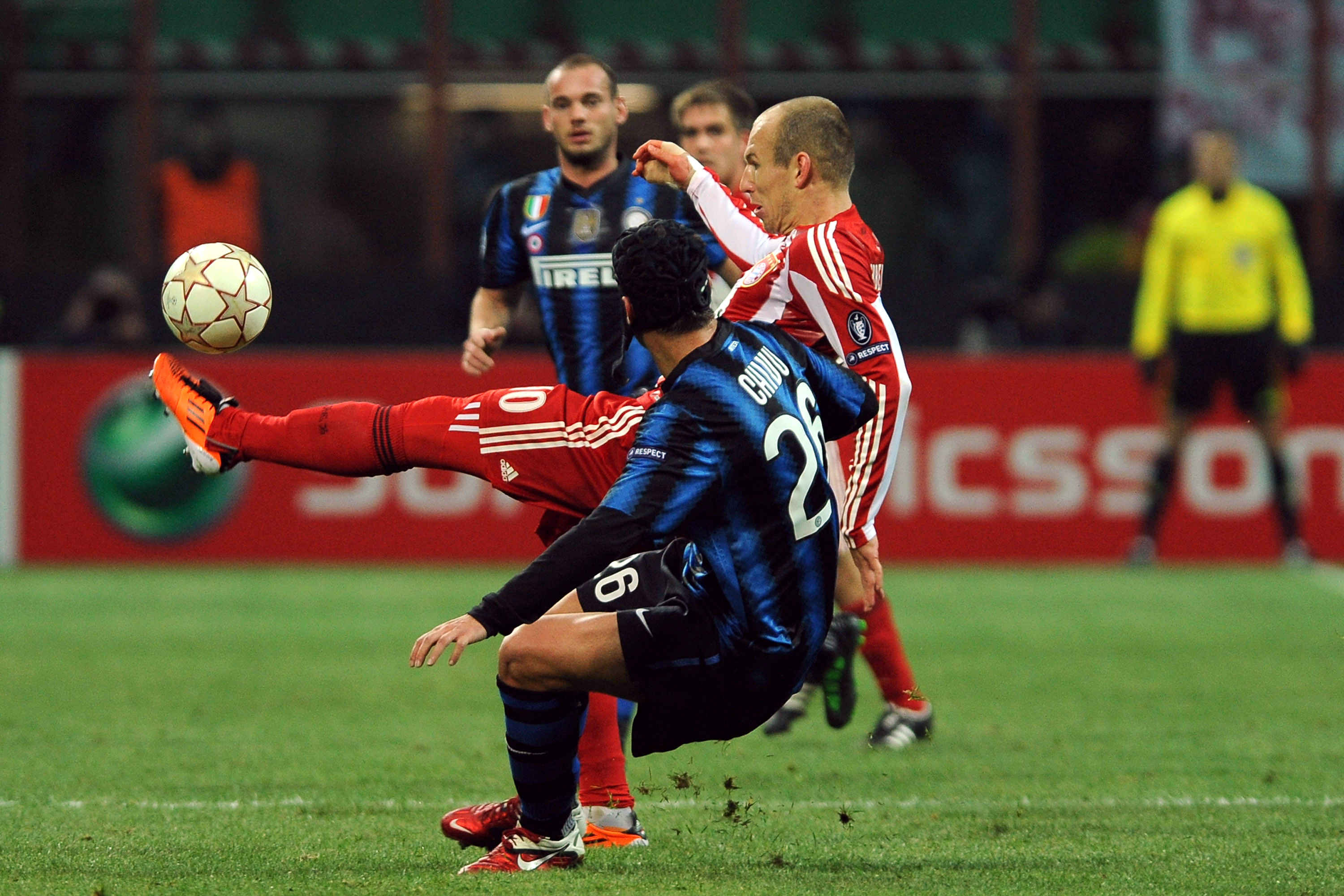 MILAN, ITALY - FEBRUARY 23:  Cristian Chivu of Inter Milan competes with Arjen Robben of FC Bayern Muenchen during the UEFA Champions League round of 16 first leg match between Inter Milan v FC Bayern Muenchen on February 23, 2011 in Milan, Italy.  (Photo