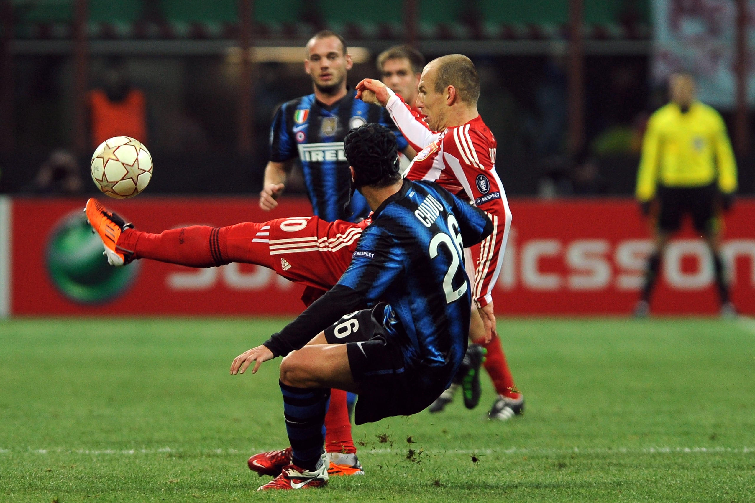 MILAN, ITALY - FEBRUARY 23: Cristian Chivu of Inter Milan competes with Arjen Robben of FC Bayern Muenchen during the UEFA Champions League round of 16 first leg match between Inter Milan v FC Bayern Muenchen on February 23, 2011 in Milan, Italy. (Photo MILAN, ITALY - FEBRUARY 23: Cristian Chivu of Inter Milan competes with Arjen Robben of FC Bayern Muenchen during the UEFA Champions League round of 16 first leg match between Inter Milan v FC Bayern Muenchen on February 23, 2011 in Milan, Italy. (Photo