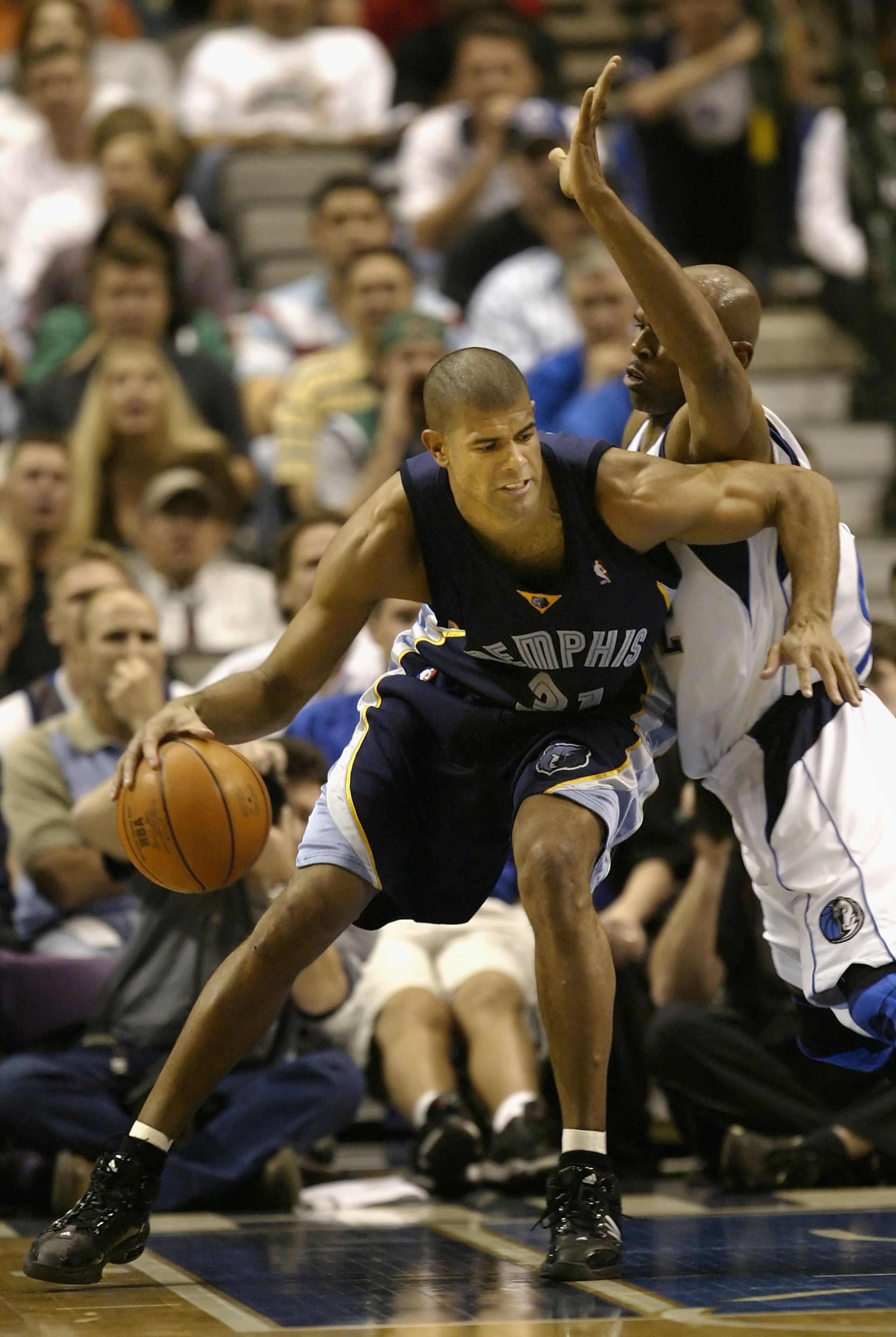 DALLAS - APRIL 23:  Shane Battier #31 of the Memphis Grizzlies controls the ball under pressure from Jerry Stackhouse #42 of the Dallas Mavericks in game one of the Western Conference Quarterfinals during the 2006 NBA Playoffs at the American Airlines Cen