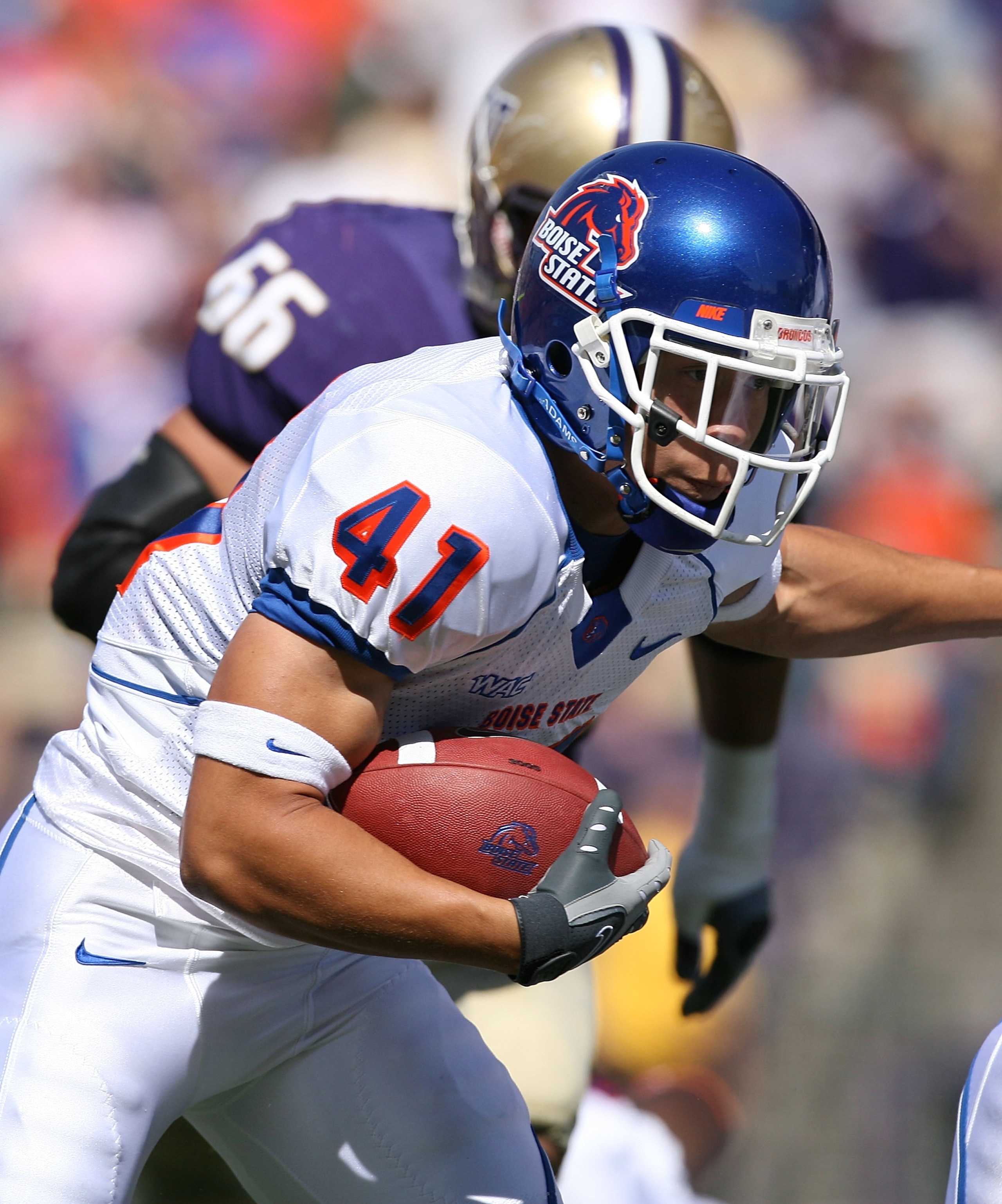 SEATTLE - SEPTEMBER 08: Running back Ian Johnson #41 of the Boise State Broncos rushes against the Washington Huskies at Husky Stadium on September 8, 2007 in Seattle, Washington. The Huskies defeated the Broncos 24-10. (Photo by Otto Greule Jr/Getty Im SEATTLE - SEPTEMBER 08: Running back Ian Johnson #41 of the Boise State Broncos rushes against the Washington Huskies at Husky Stadium on September 8, 2007 in Seattle, Washington. The Huskies defeated the Broncos 24-10. (Photo by Otto Greule Jr/Getty Im
