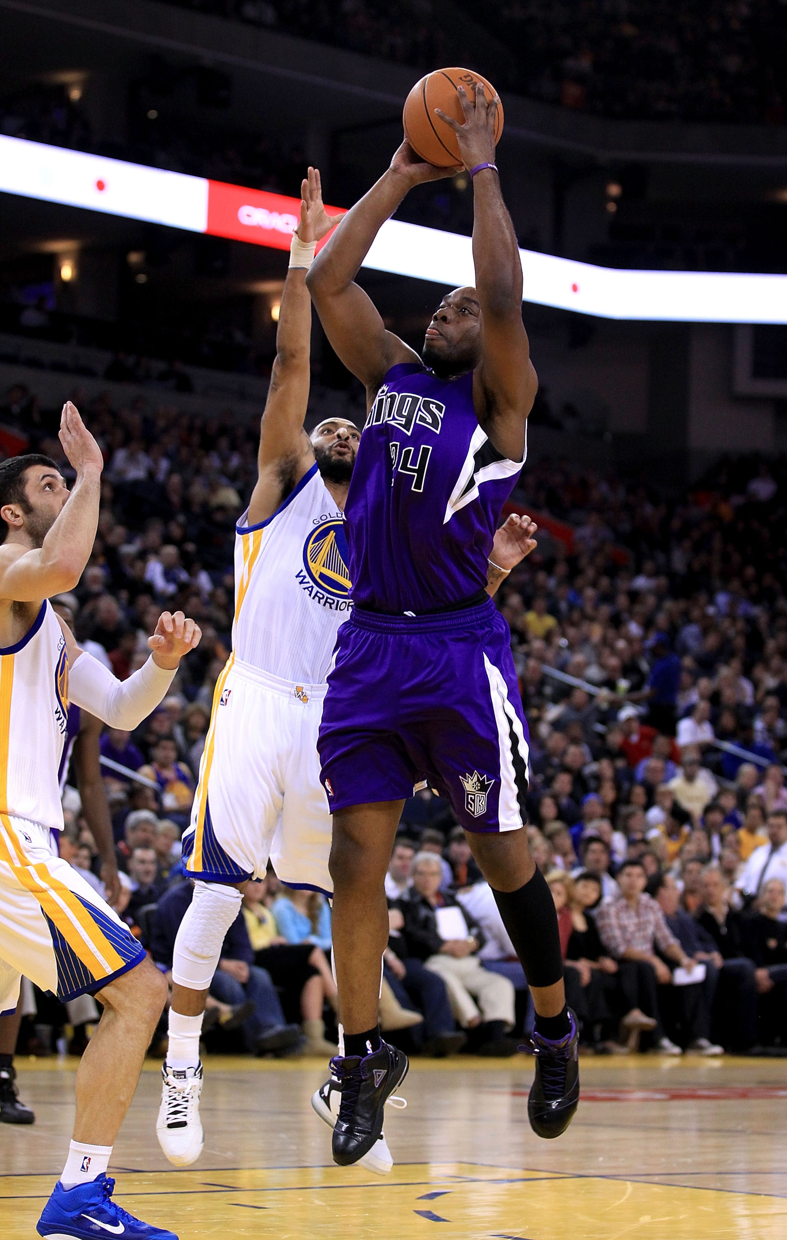 OAKLAND, CA - JANUARY 21: Carl Landry #24 of the Sacramento Kings goes up for a shot against the Golden State Warriors at Oracle Arena on January 21, 2011 in Oakland, California. NOTE TO USER: User expressly acknowledges and agrees that, by downloading a OAKLAND, CA - JANUARY 21: Carl Landry #24 of the Sacramento Kings goes up for a shot against the Golden State Warriors at Oracle Arena on January 21, 2011 in Oakland, California. NOTE TO USER: User expressly acknowledges and agrees that, by downloading a