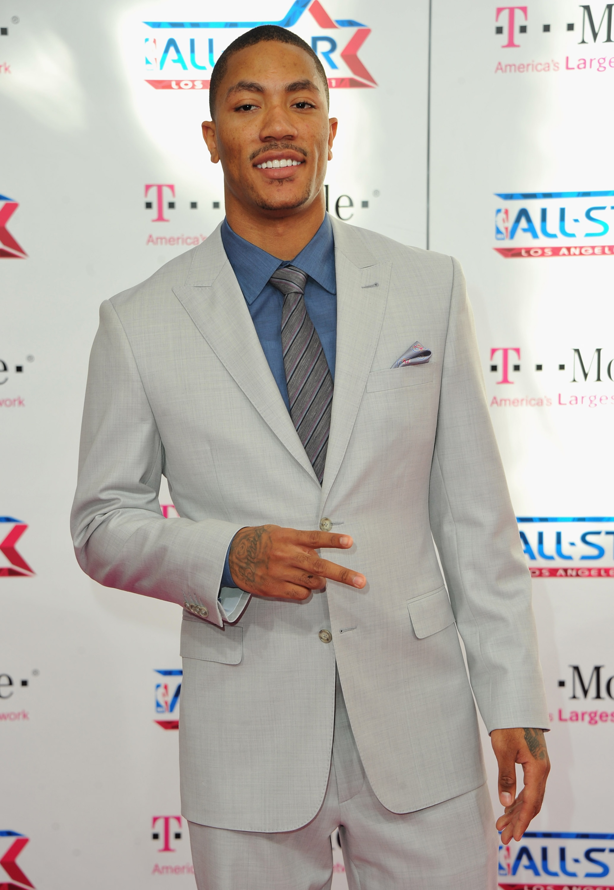 LOS ANGELES, CA - FEBRUARY 20:  NBA player Derrick Rose arrives to the T-Mobile Magenta Carpet at the 2011 NBA All-Star Game on February 20, 2011 in Los Angeles, California.  (Photo by Alberto E. Rodriguez/Getty Images)