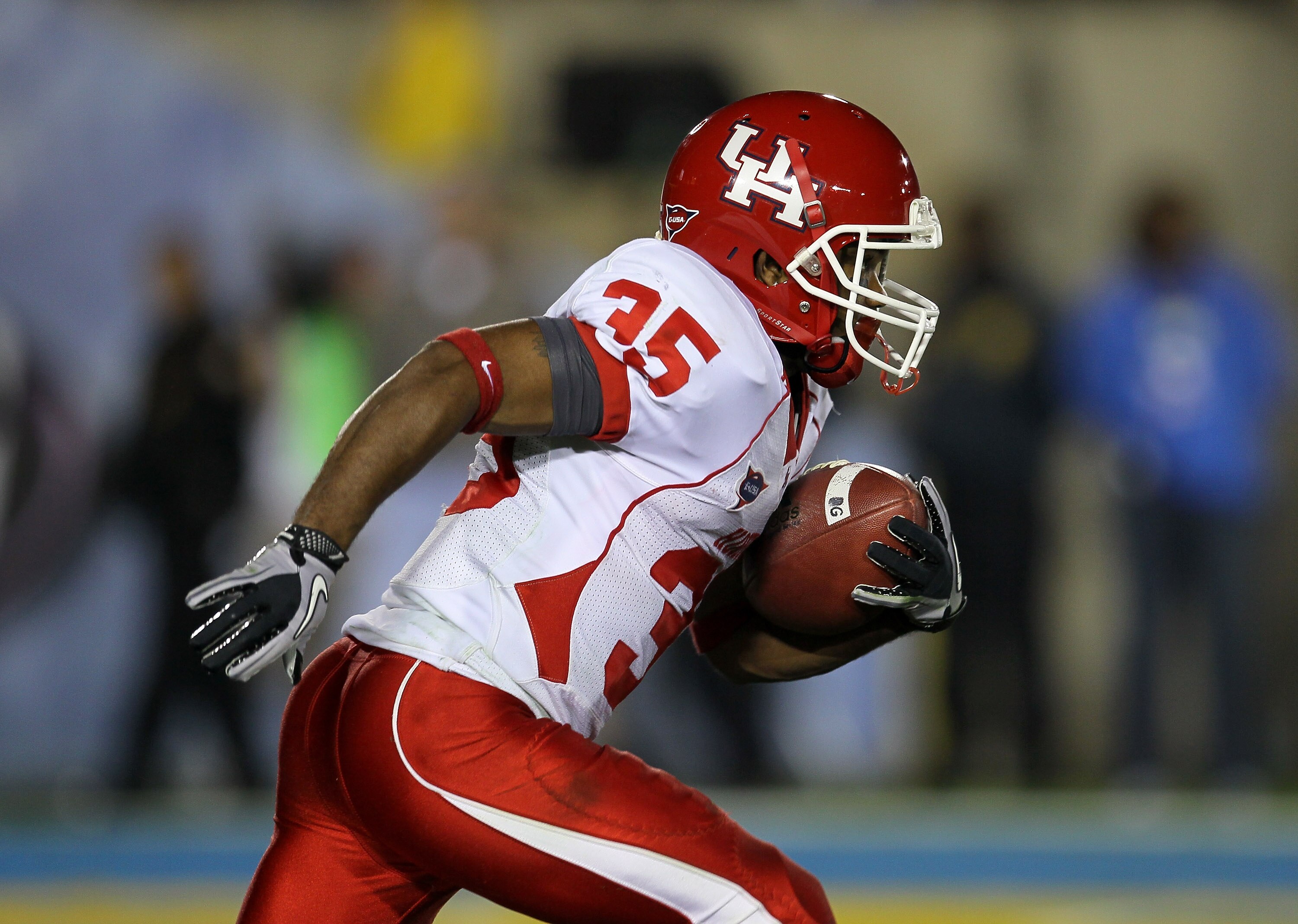 PASADENA, CA - SEPTEMBER 18:  Wide receiver Tyron Carrier  #35 of the Houston Cougars carries the ball against the UCLA Bruins at the Rose Bowl on September 18, 2010 in Pasadena, California.  UCLA won 31-13.  (Photo by Stephen Dunn/Getty Images)