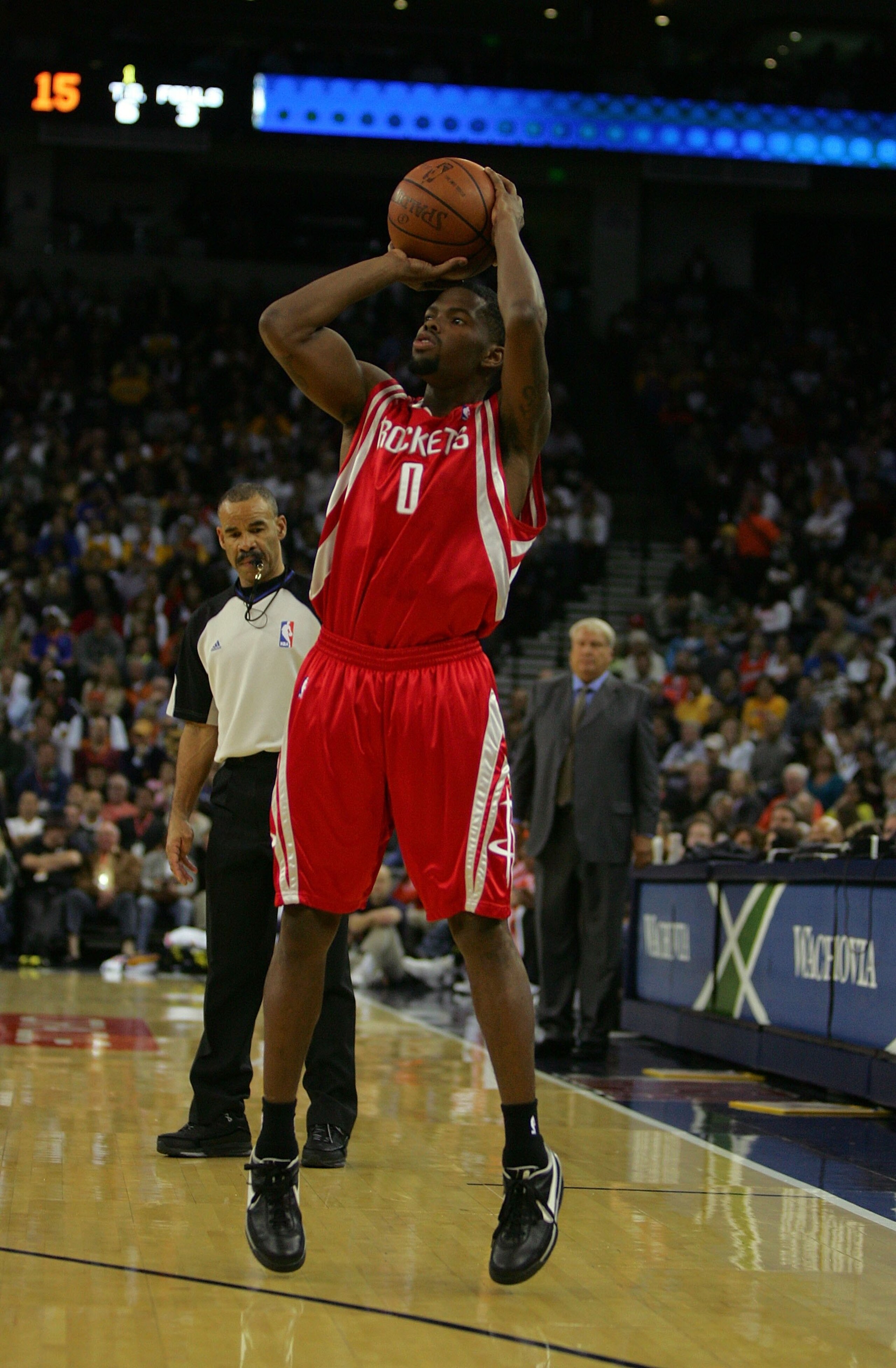 OAKLAND, CA - OCTOBER 28:  Aaron Brooks #0 of the Houston Rockets shoots the ball during their game against the Golden State Warriors at Oracle Arena on October 28, 2009 in Oakland, California.  (Photo by Ezra Shaw/Getty Images)