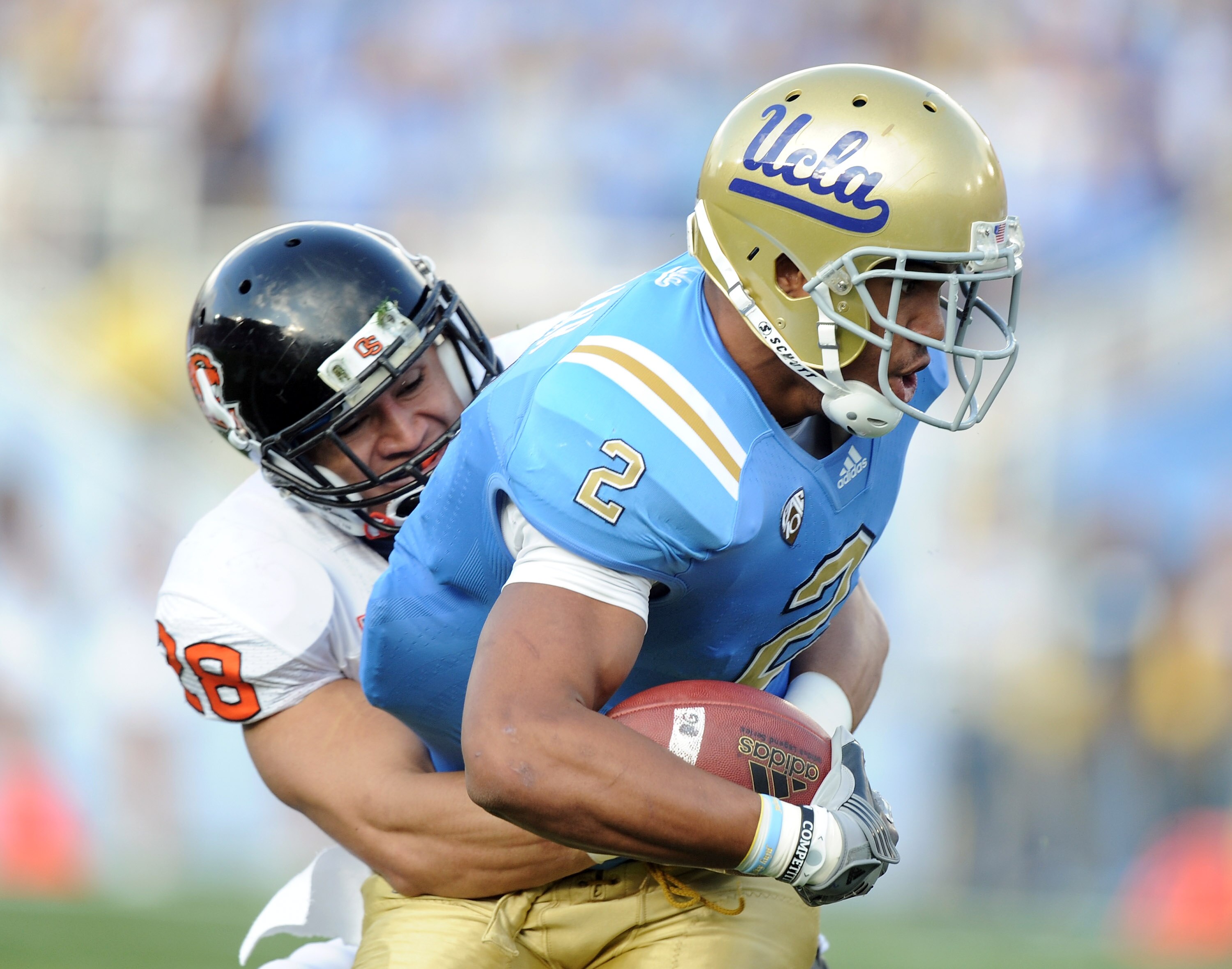 PASADENA, CA - NOVEMBER 06:  Anthony Barr #2 of the UCLA Bruins attempts to break free from Suaesi Tuimaunei #28 of the Oregon State Beavers at the Rose Bowl on November 6, 2010 in Pasadena, California.  (Photo by Harry How/Getty Images)