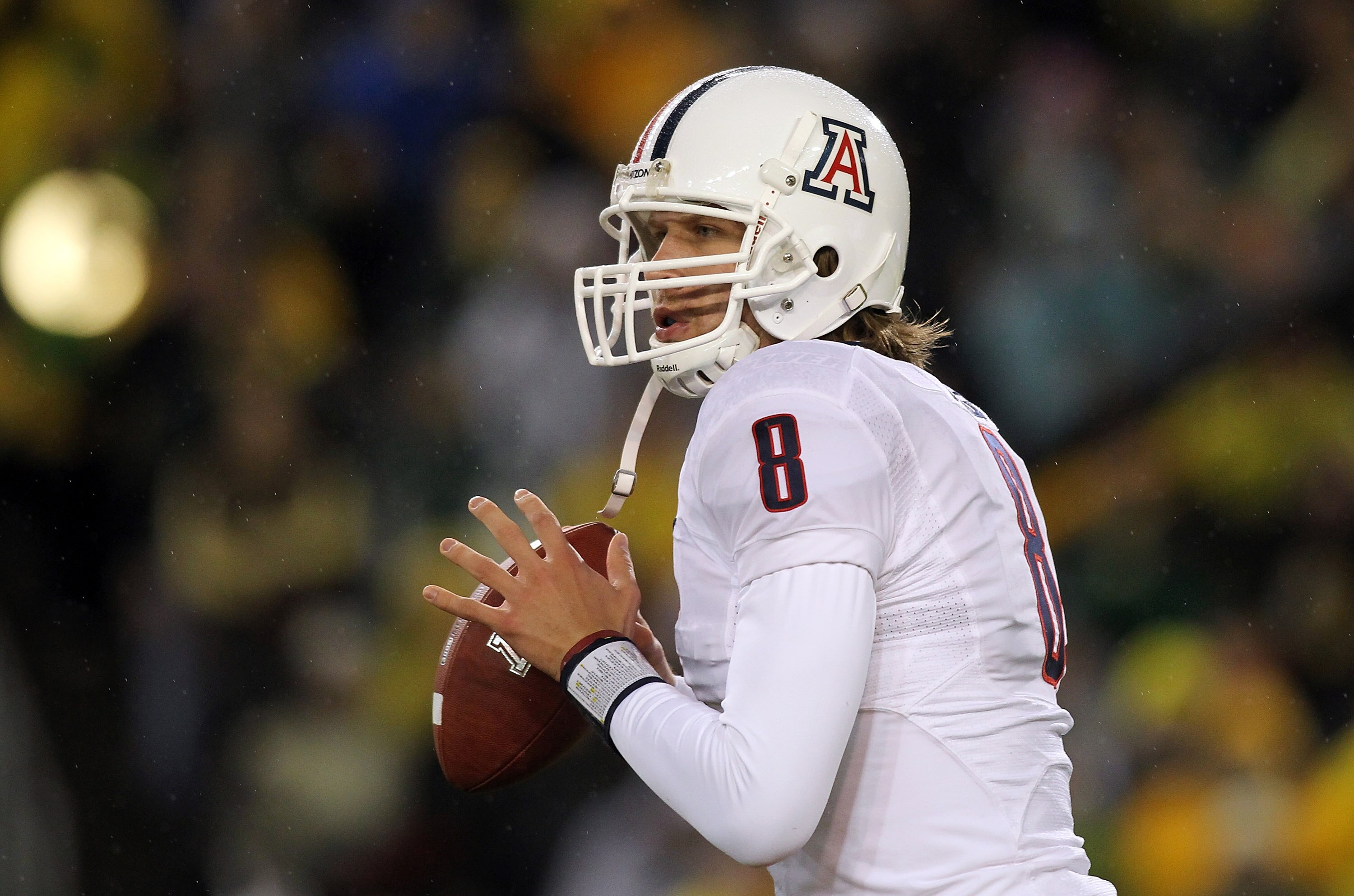 EUGENE, OR - NOVEMBER 26:  Quarterback Nick Foles #8 of the Arizona Wildcats throews a pass against the Oregon Ducks  on November 26, 2010 at the Autzen Stadium in Eugene, Oregon.  (Photo by Jonathan Ferrey/Getty Images)