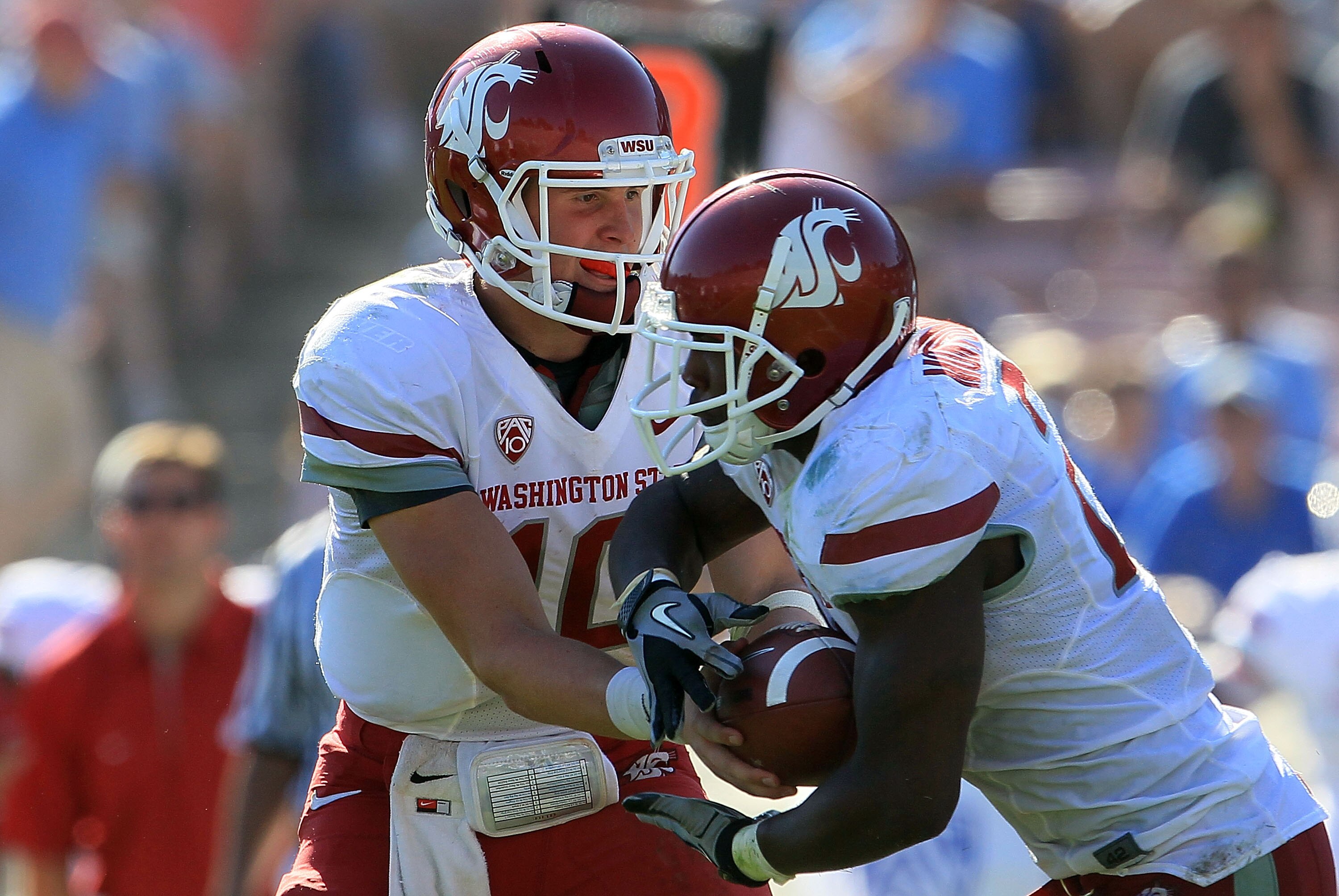 PASADENA, CA - OCTOBER 02:  Quarterback Jeff Tuel #10 of the Washington State Cougars plays against the UCLA Bruins in the game at the Rose Bowl on October 2, 2010 in Pasadena, California.  (Photo by Jeff Gross/Getty Images)