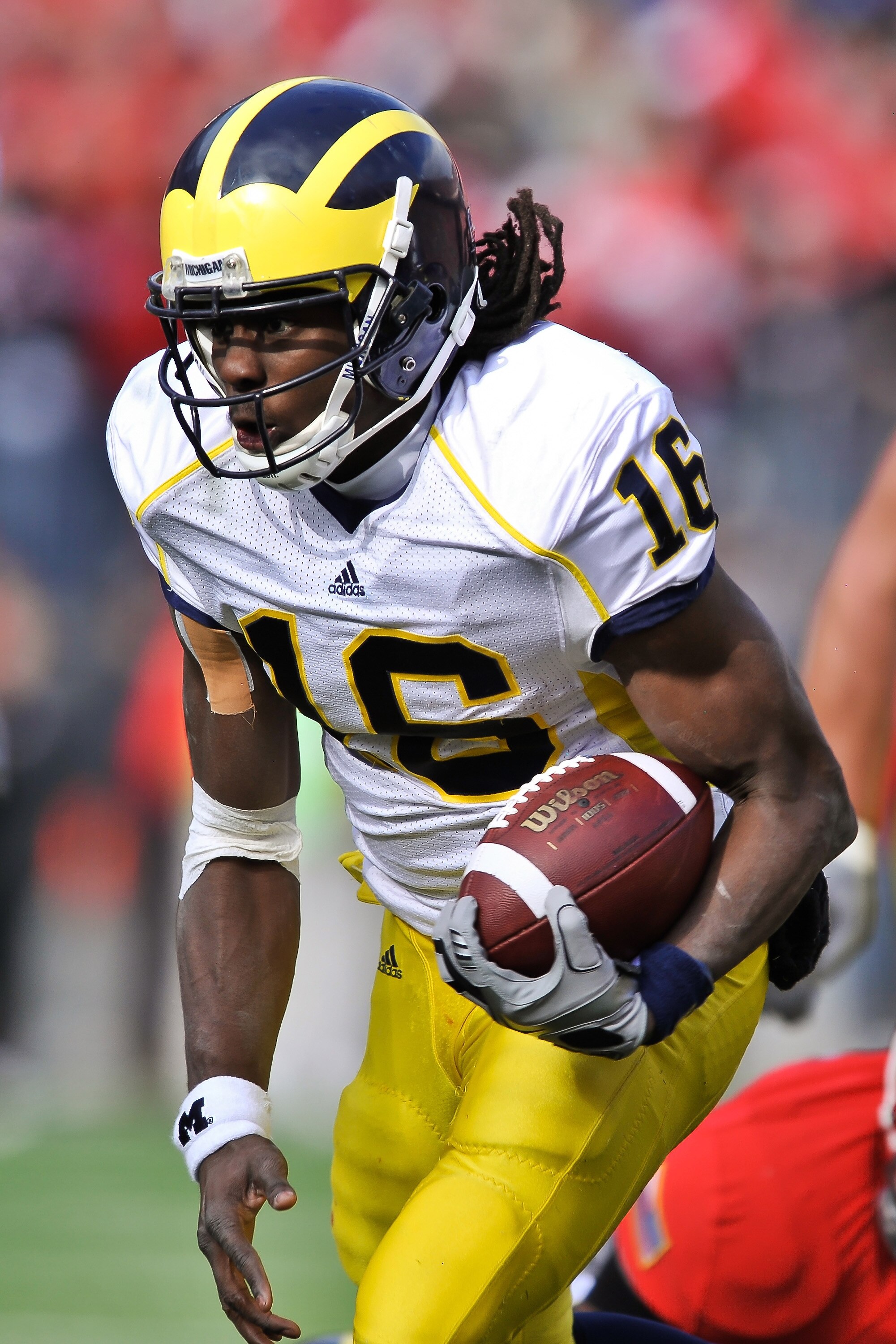 COLUMBUS, OH - NOVEMBER 27:  Quarterback Denard Robinson #16 of the Michigan Wolverines runs with the ball against the Ohio State Buckeyes at Ohio Stadium on November 27, 2010 in Columbus, Ohio.  (Photo by Jamie Sabau/Getty Images)