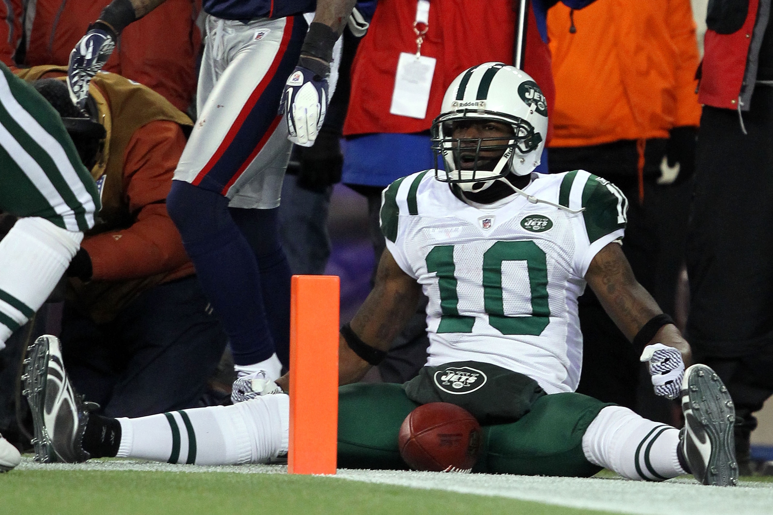 FOXBORO, MA - JANUARY 16:  Santonio Holmes #10 of the New York Jets celebrates his fourth quarter touchdown against the New England Patriots during their 2011 AFC divisional playoff game at Gillette Stadium on January 16, 2011 in Foxboro, Massachusetts.