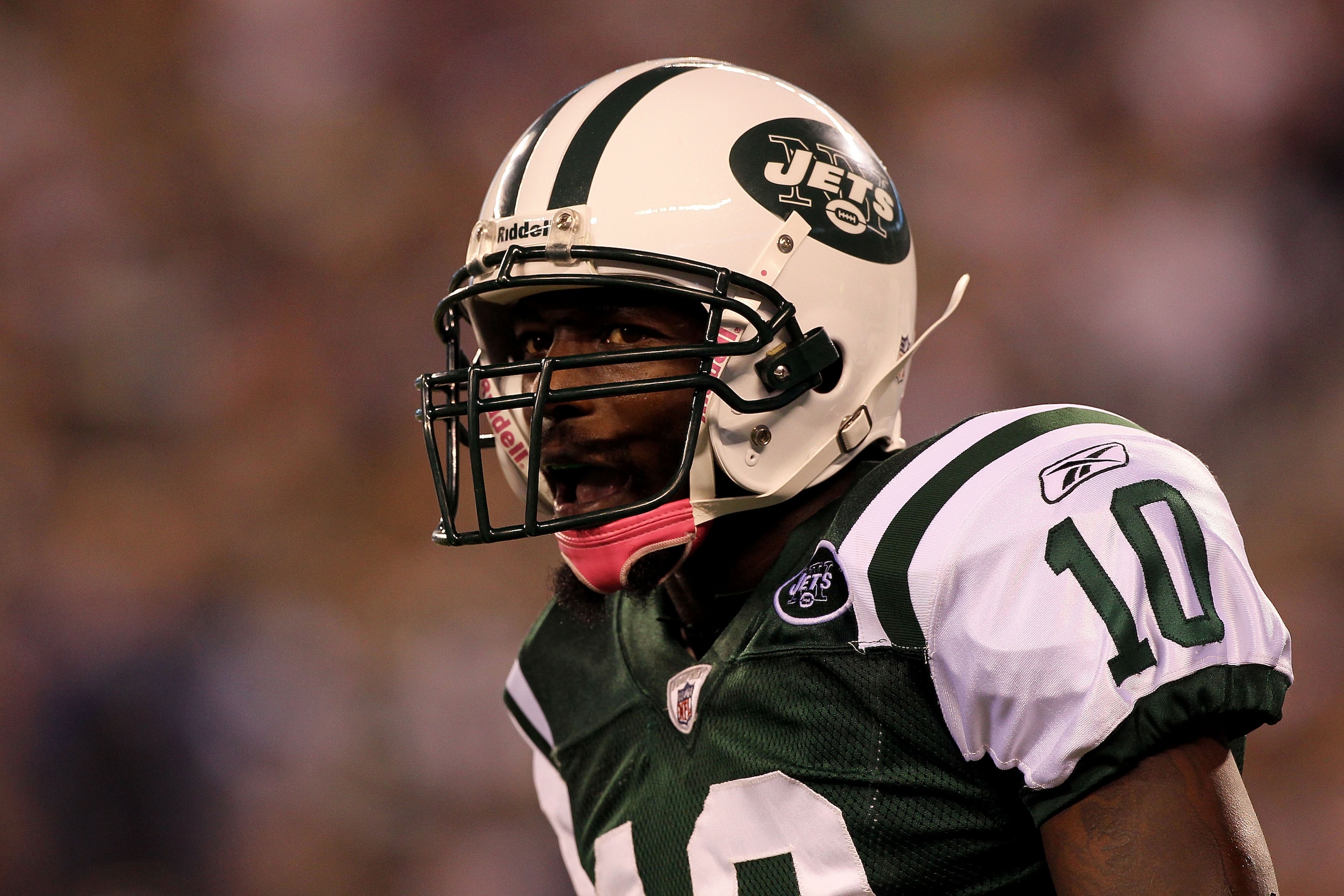 EAST RUTHERFORD, NJ - OCTOBER 11:  Santonio Holmes #10 of the New York Jets reacts in the second quarter against the Minnesota Vikings at New Meadowlands Stadium on October 11, 2010 in East Rutherford, New Jersey.  (Photo by Jim McIsaac/Getty Images)