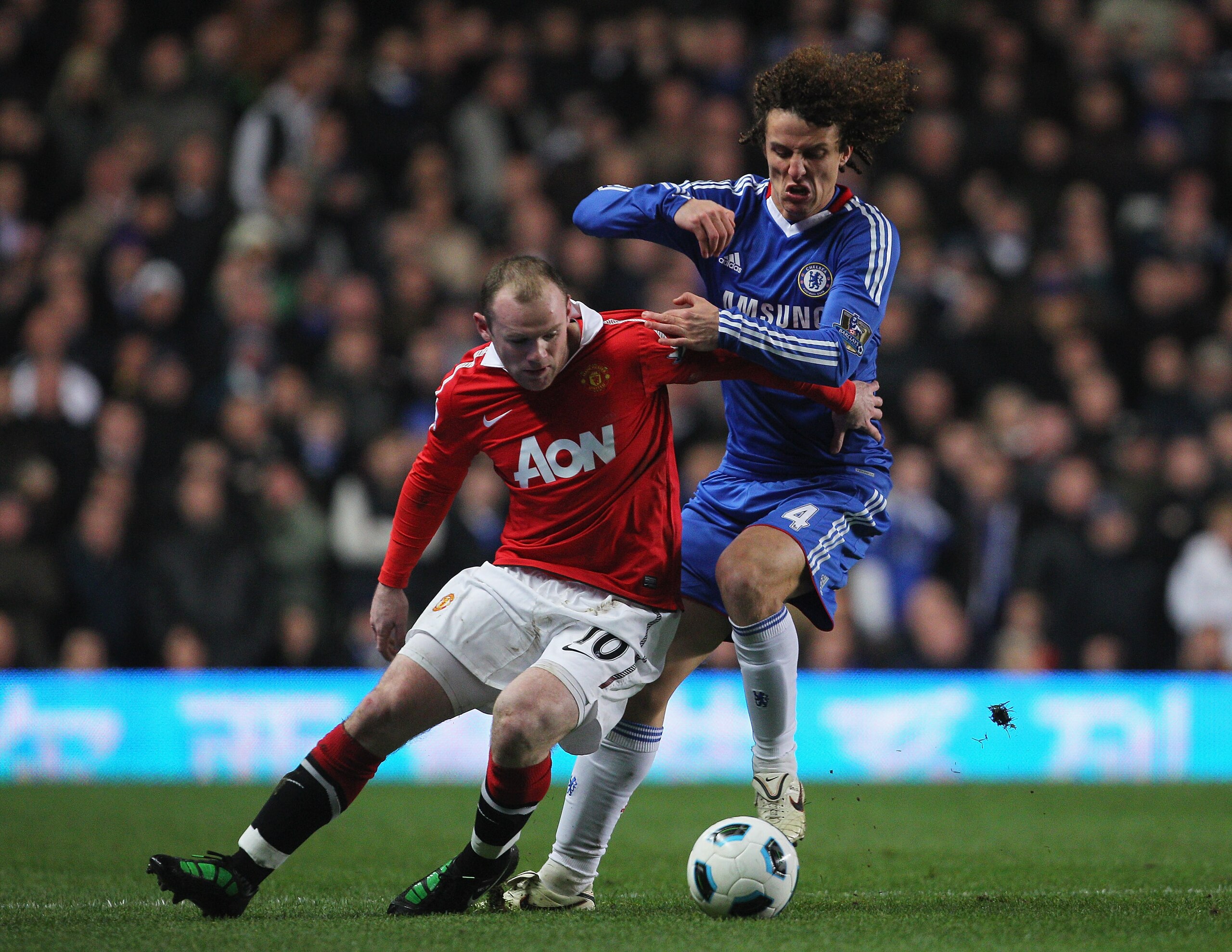 LONDON, ENGLAND - MARCH 01: David Luiz of Chelsea challenges Wayne Rooney of Manchester United during the Barclays Premier League match between Chelsea and Manchester United at Stamford Bridge on March 1, 2011 in London, England. (Photo by Clive Rose/Ge LONDON, ENGLAND - MARCH 01: David Luiz of Chelsea challenges Wayne Rooney of Manchester United during the Barclays Premier League match between Chelsea and Manchester United at Stamford Bridge on March 1, 2011 in London, England. (Photo by Clive Rose/Ge
