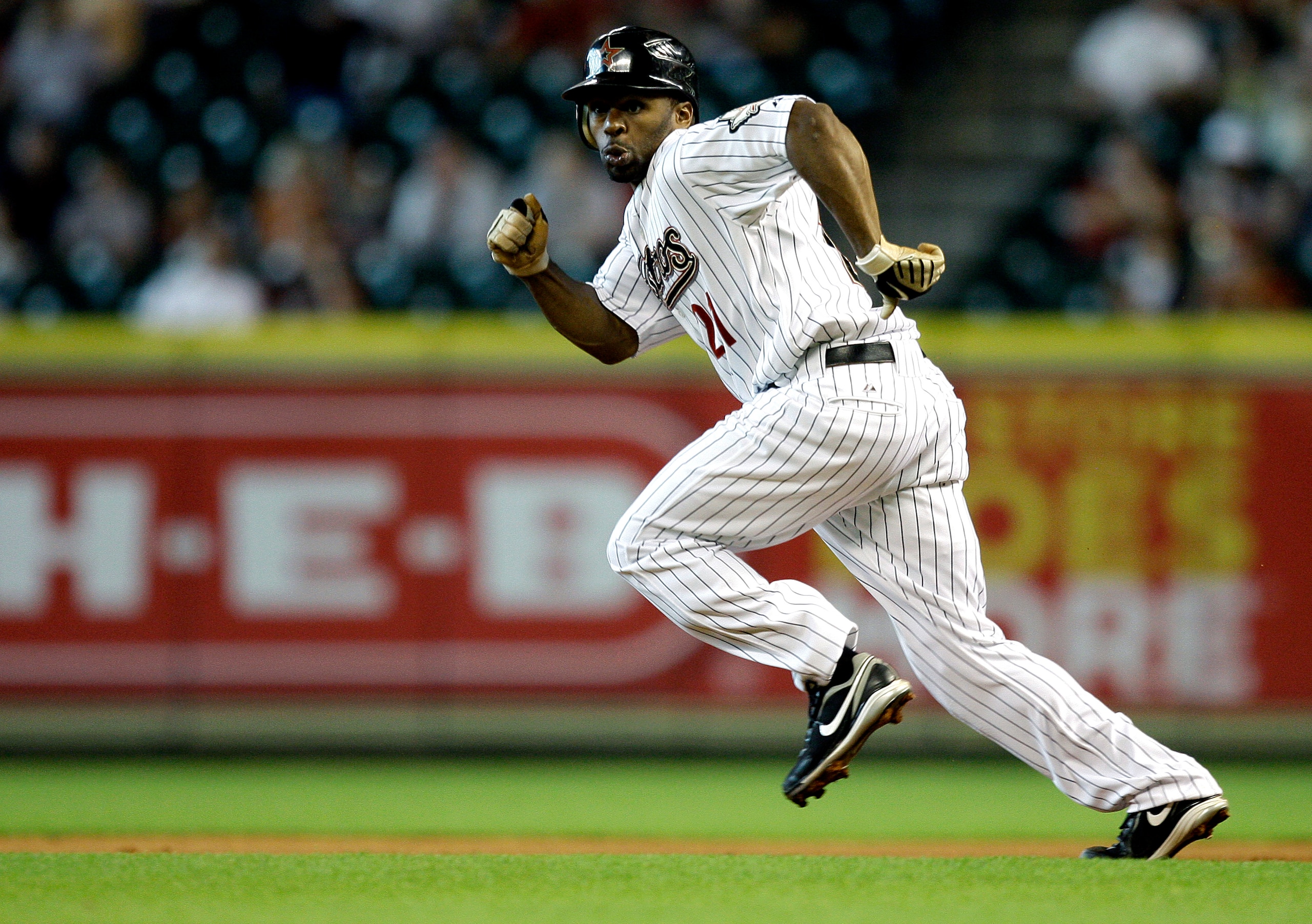 HOUSTON - JUNE 01:  Michael Bourn #21 of the Hosuton Astros takes off towards second base against the Washington Nationals at Minute Maid Park on June 1, 2010 in Houston, Texas.  (Photo by Bob Levey/Getty Images)