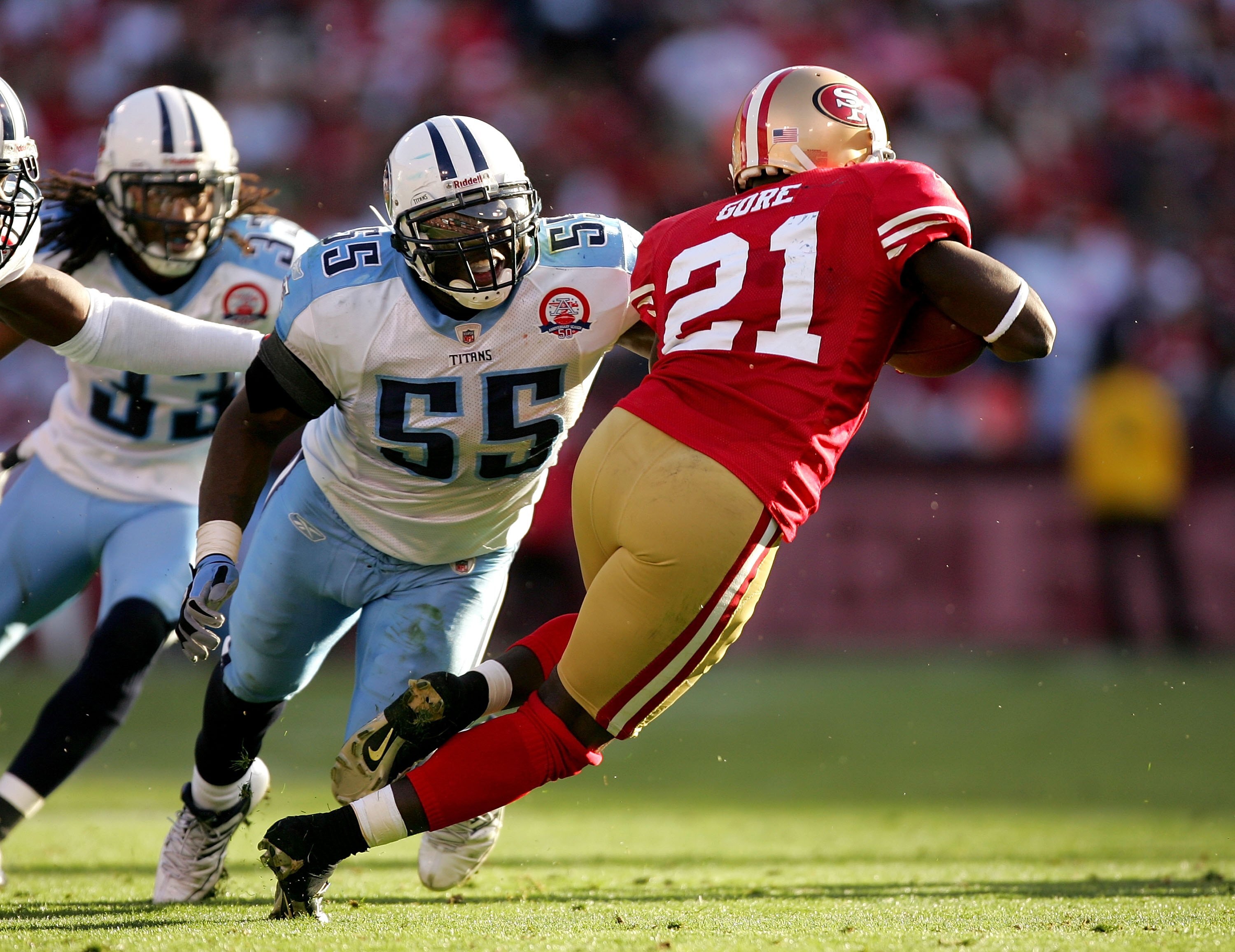 SAN FRANCISCO - NOVEMBER 08:  Frank Gore #21 of the San Francisco 49ers is tackled by Stephen Tulloch #55 of the Tennessee Titans at Candlestick Park on November 8, 2009 in San Francisco, California.  (Photo by Ezra Shaw/Getty Images)